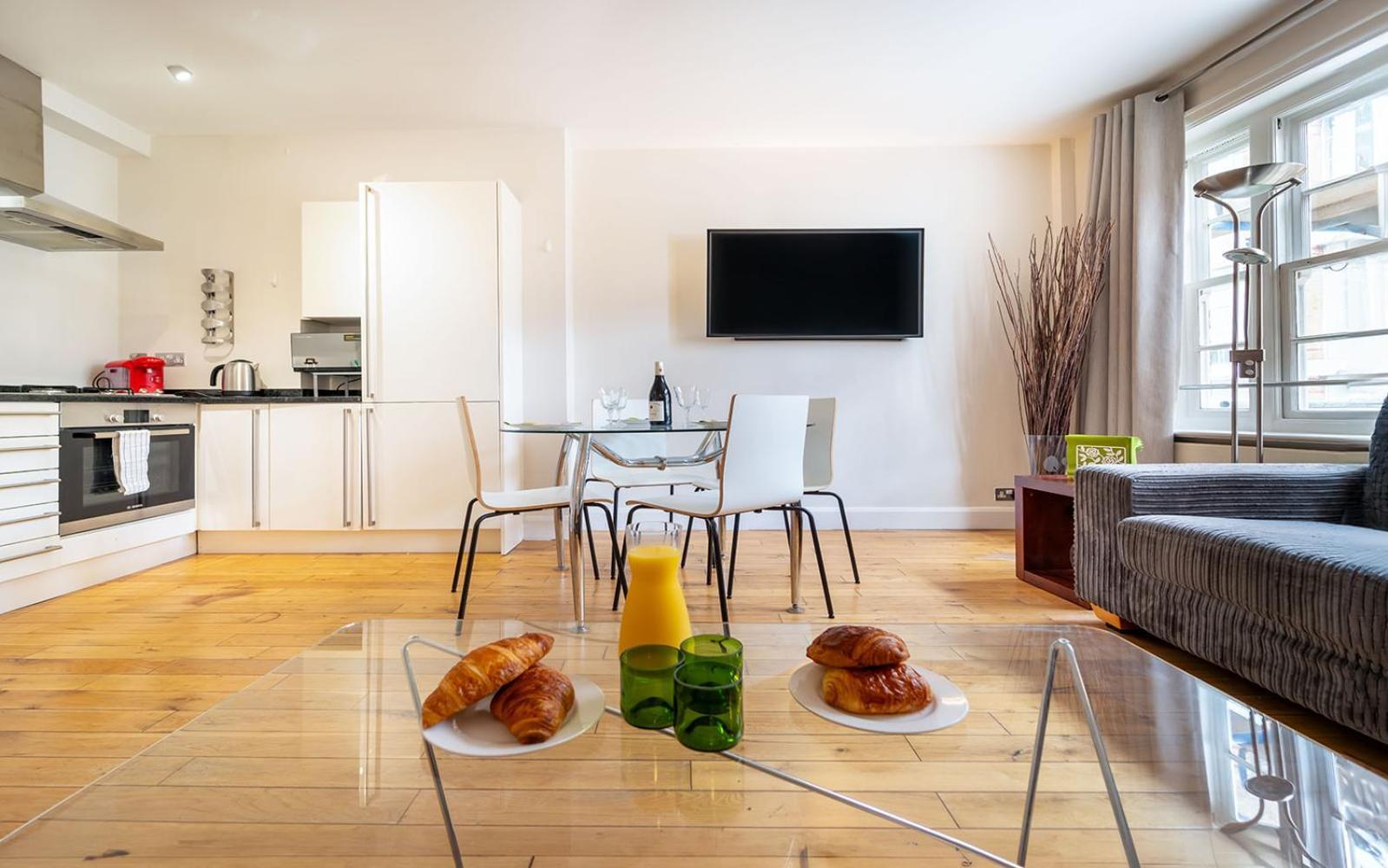 Spacious With A Balcony In Prime Location In Farringdon * Londra