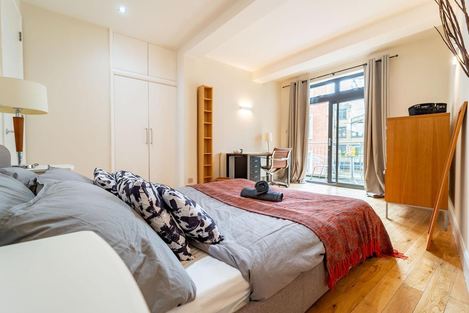 Spacious With A Balcony In Prime Location In Farringdon * Londra