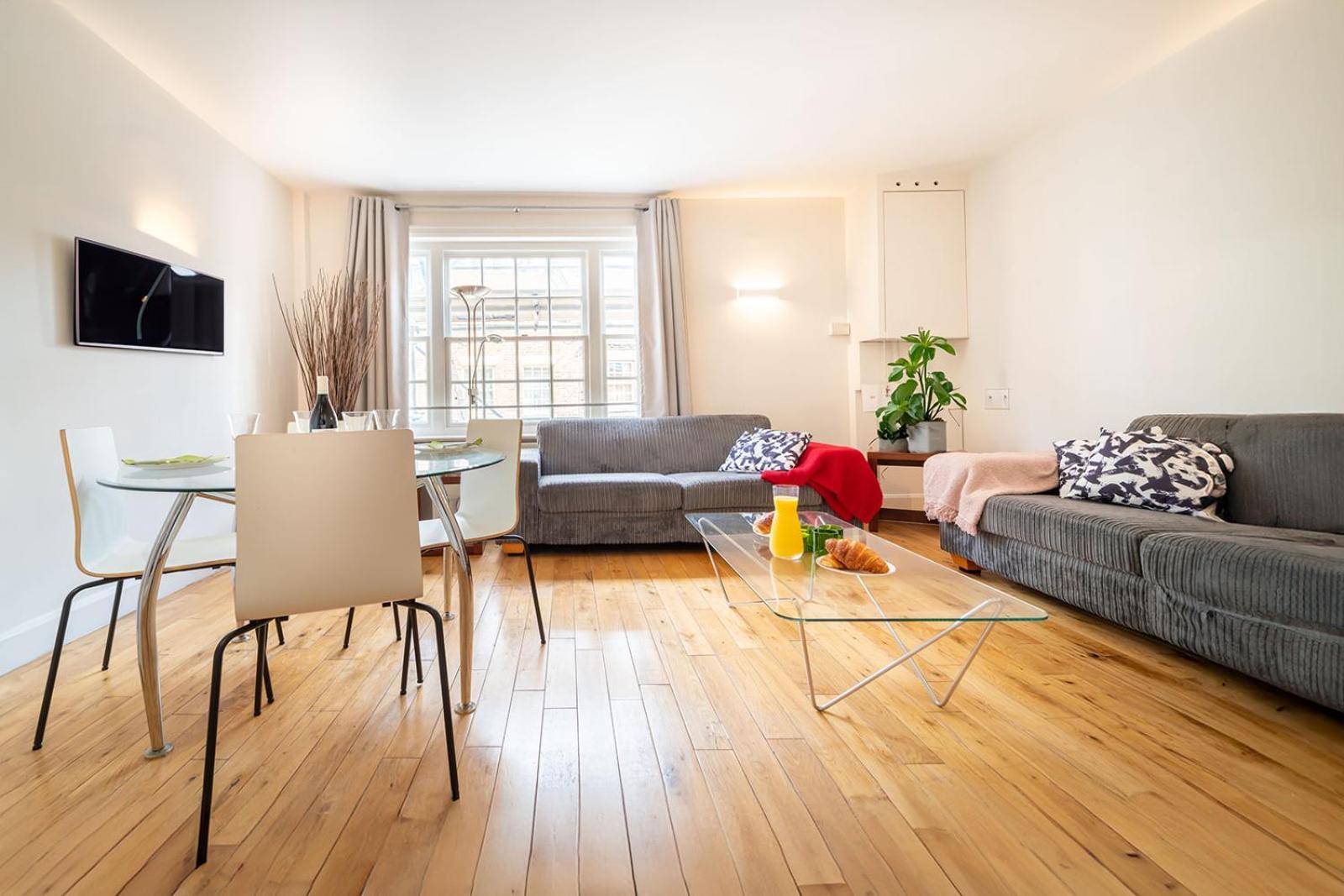 Spacious With A Balcony In Prime Location In Farringdon * Londra