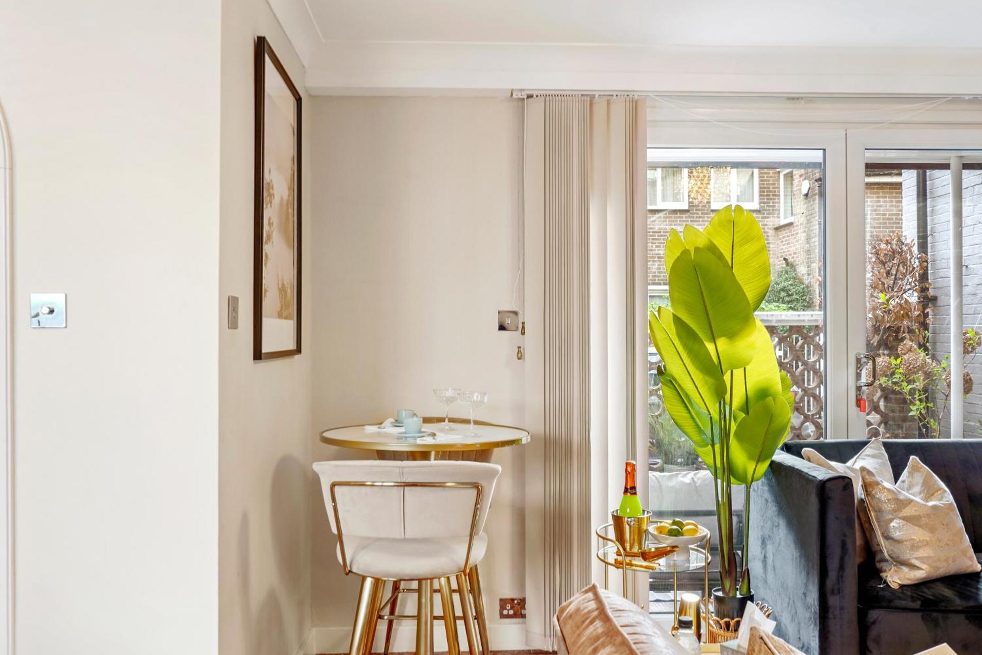 Mews House With Private Patio & Parking Feriehus London
