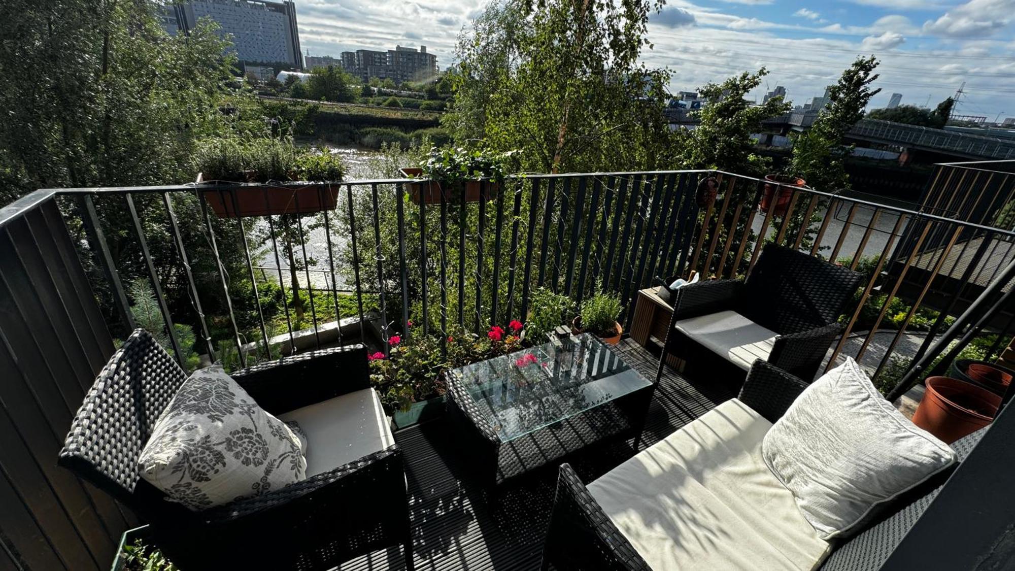 Island 1 Bedroom Luxury Apartments, Private Balcony Apartment London