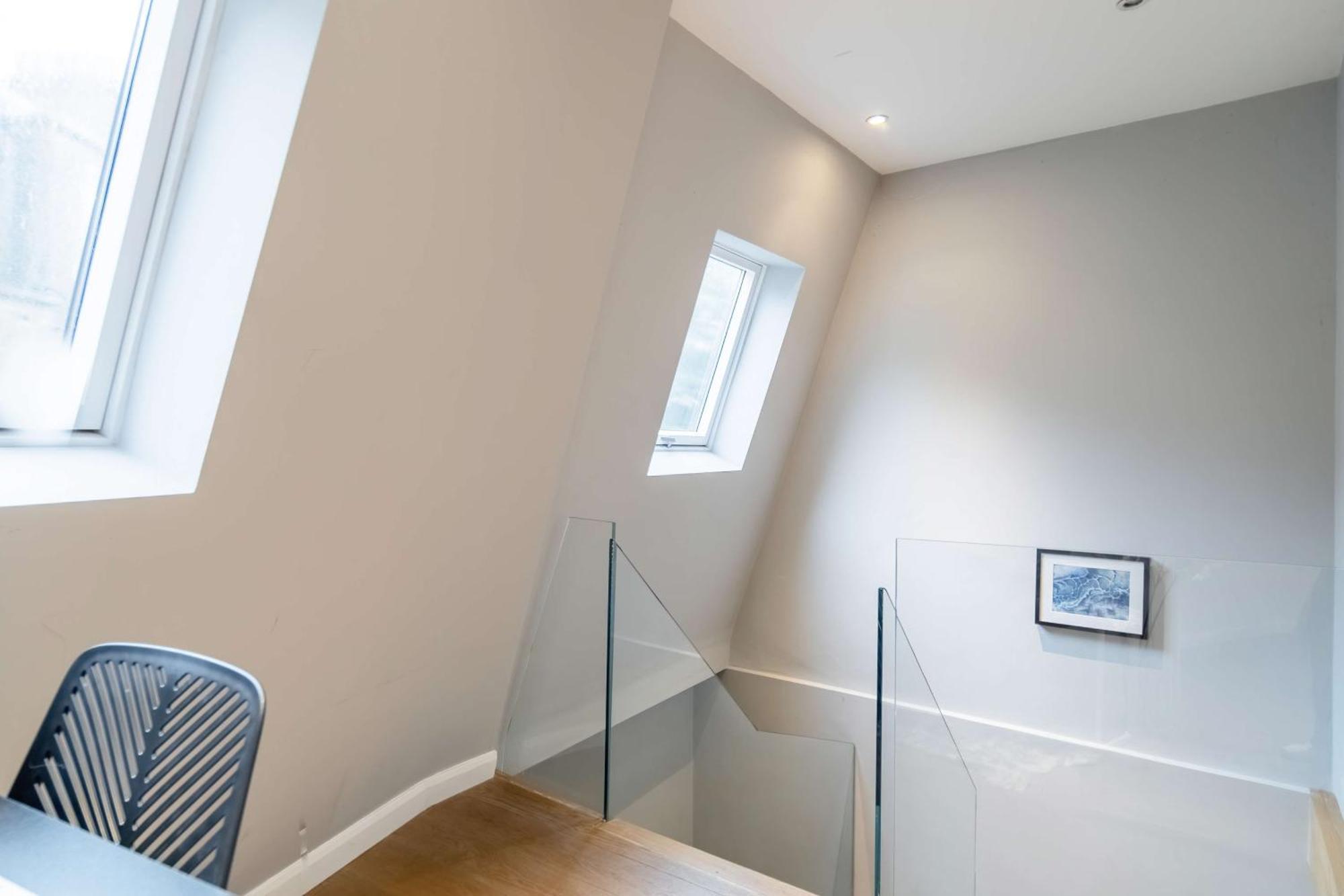 Camden Coach House By Livestay Short Lets & Serviced With Terrace Retreat & Parking Londen