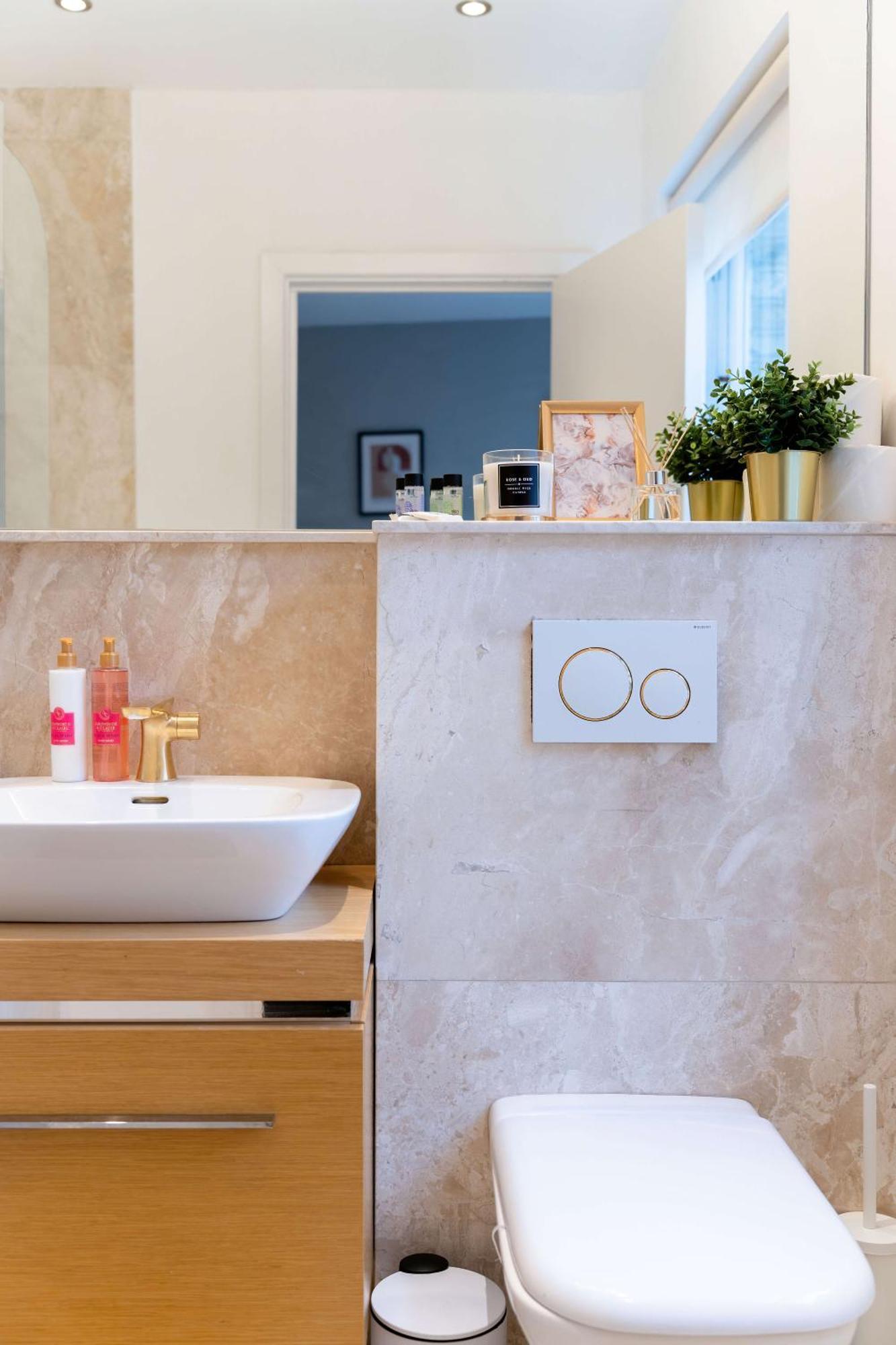 Camden Coach House By Livestay Short Lets & Serviced With Terrace Retreat & Parking * Londen