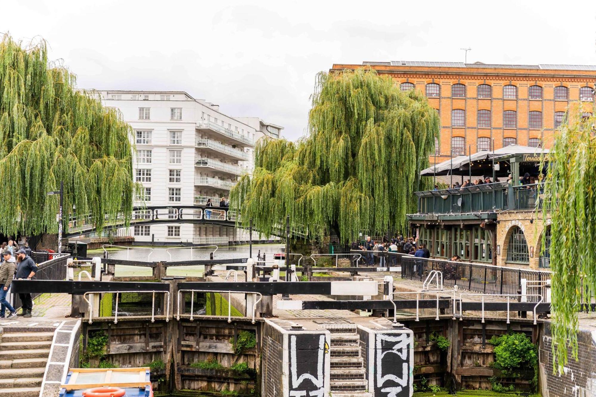 Vakantiehuis Camden Coach House By Livestay Short Lets & Serviced With Terrace Retreat & Parking
