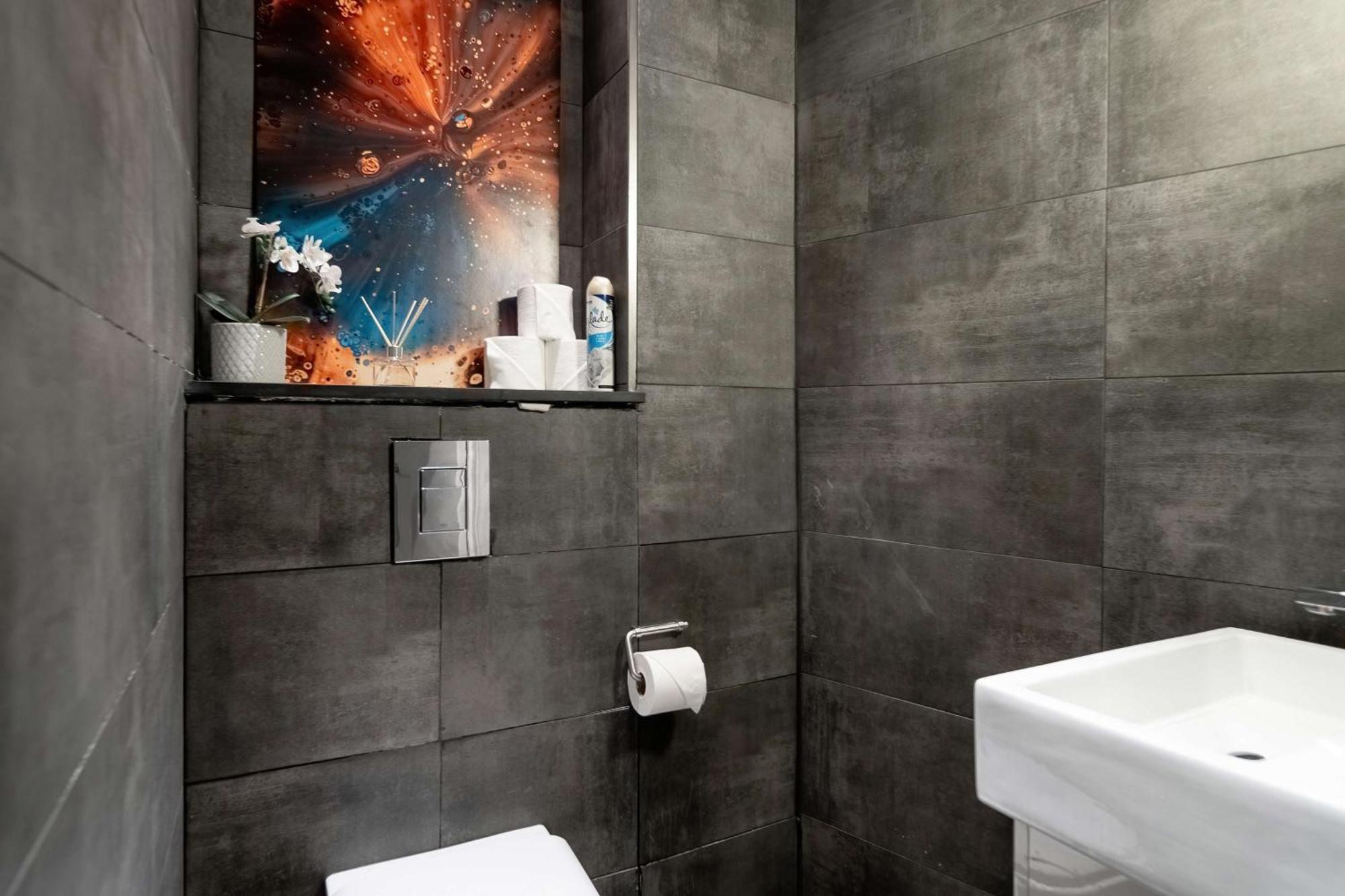 Camden Coach House By Livestay Short Lets & Serviced With Terrace Retreat & Parking Londen