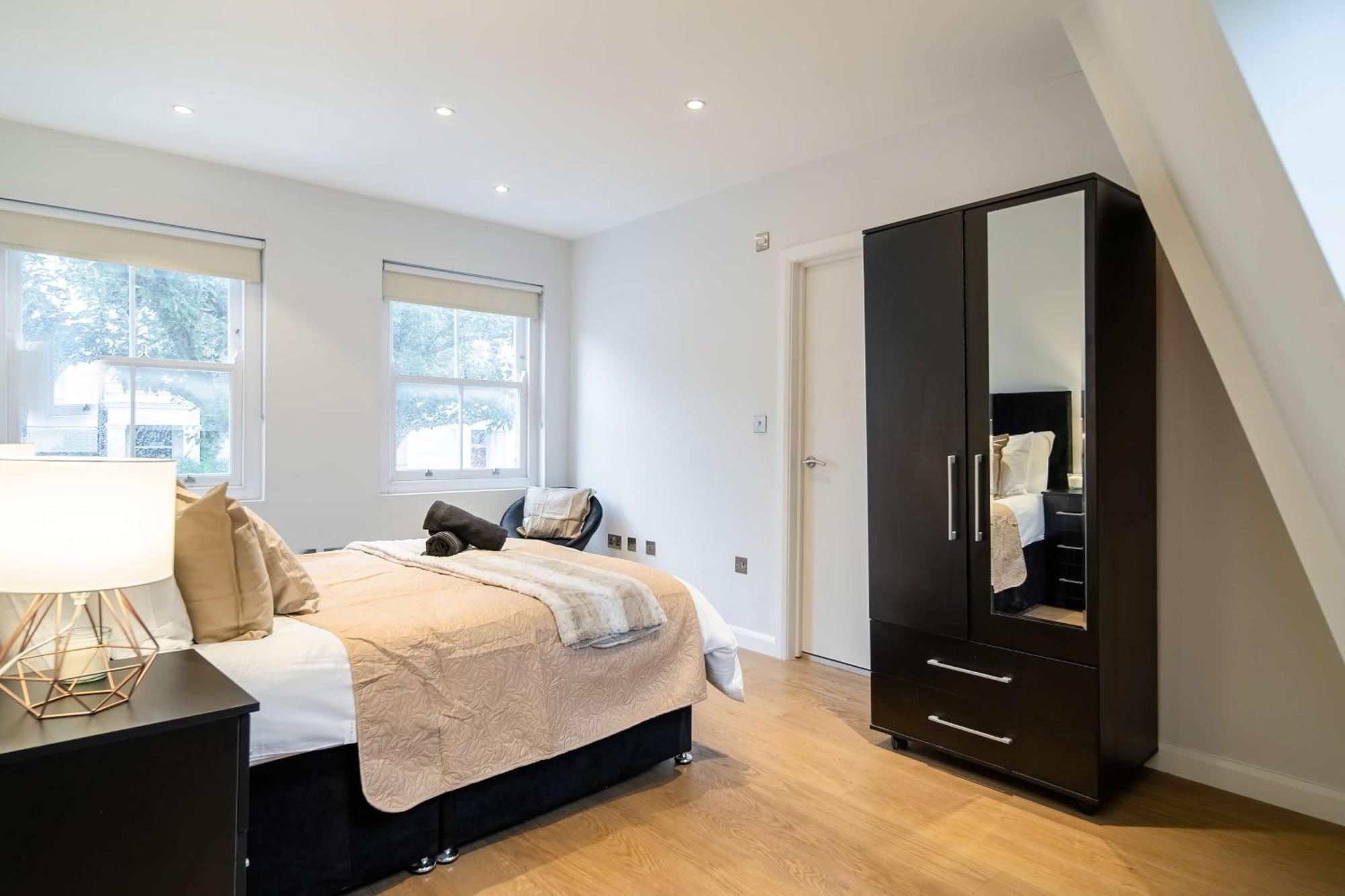 Camden Coach House By Livestay Short Lets & Serviced With Terrace Retreat & Parking Vakantiehuis