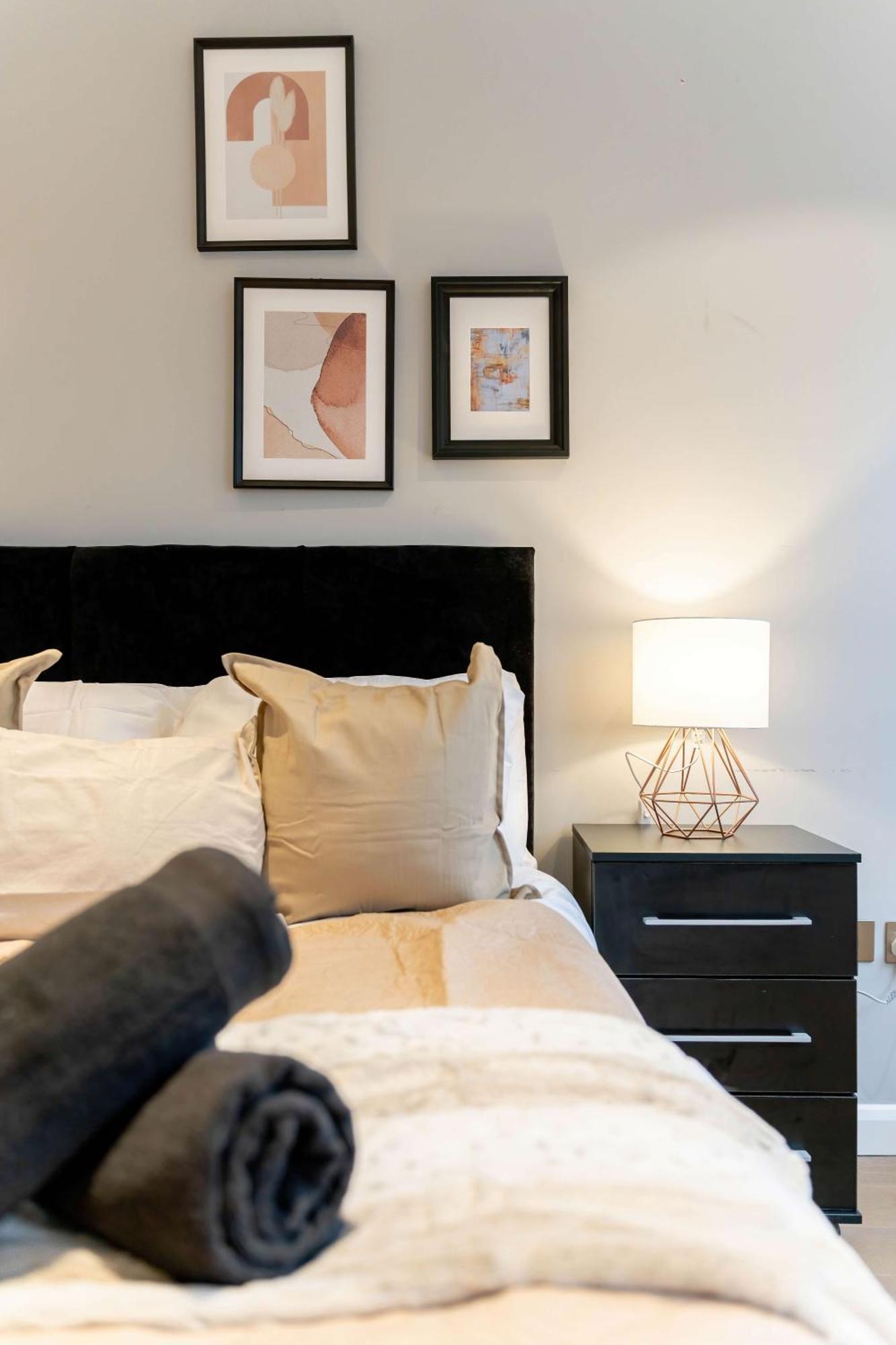 Camden Coach House By Livestay Short Lets & Serviced With Terrace Retreat & Parking * Londen