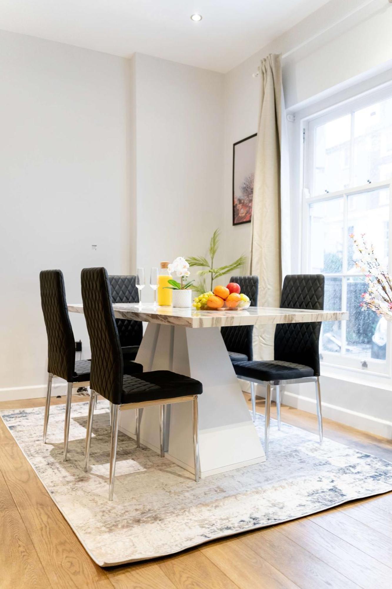 Vakantiehuis Camden Coach House By Livestay Short Lets & Serviced With Terrace Retreat & Parking *