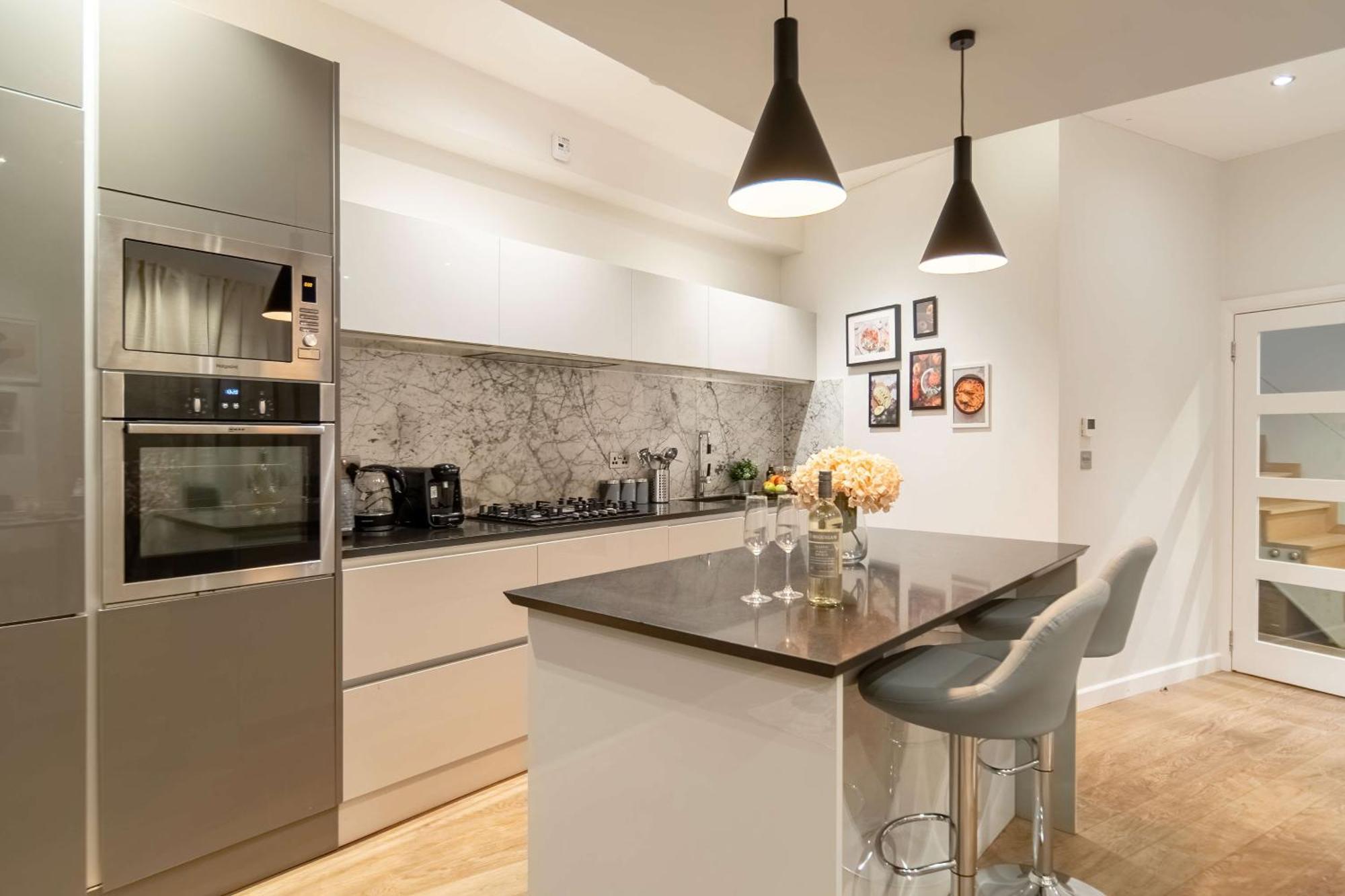 Vakantiehuis Camden Coach House By Livestay Short Lets & Serviced With Terrace Retreat & Parking
