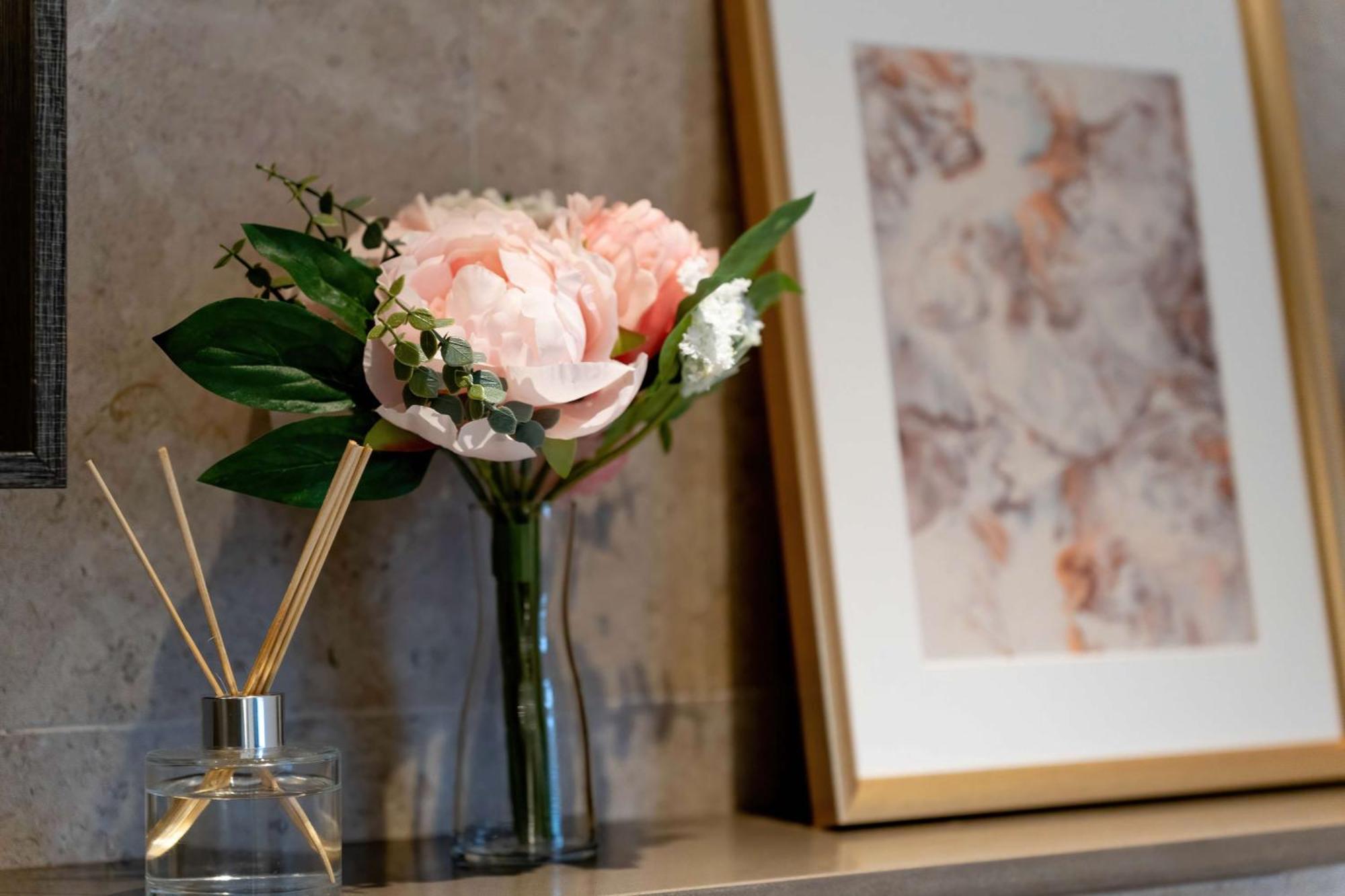 Camden Coach House By Livestay Short Lets & Serviced With Terrace Retreat & Parking * Londen