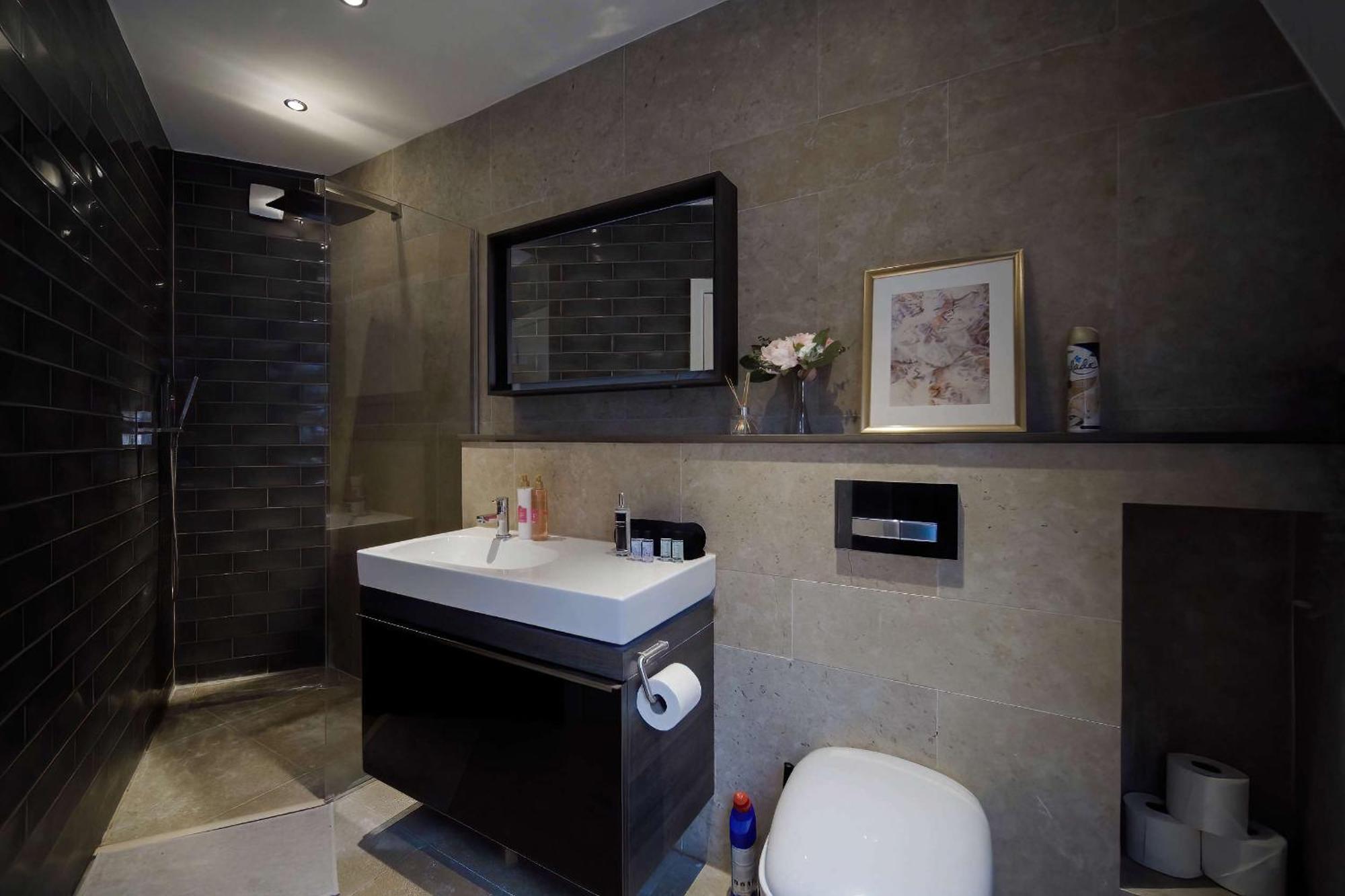 Vakantiehuis Camden Coach House By Livestay Short Lets & Serviced With Terrace Retreat & Parking Londen