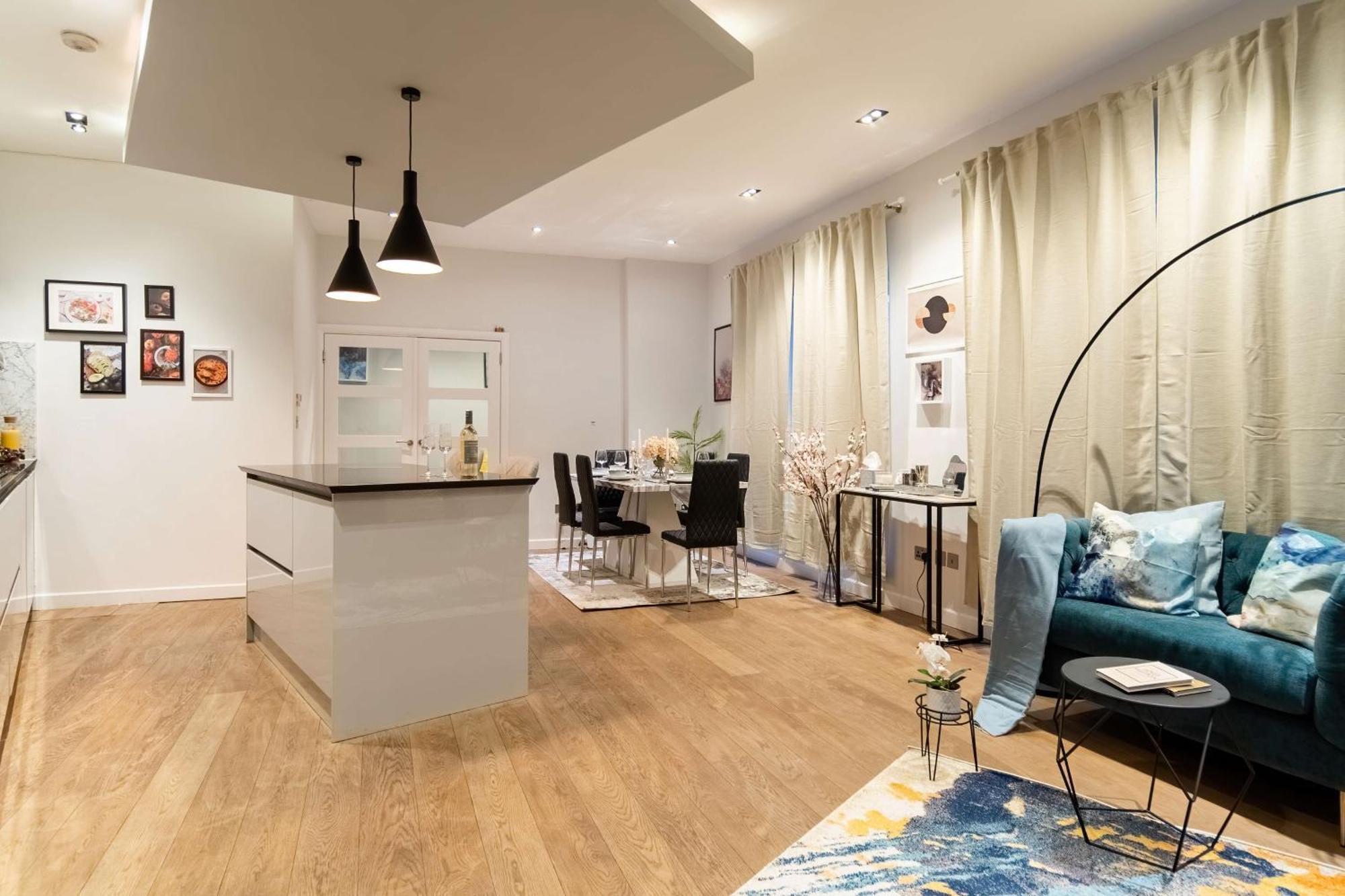 Camden Coach House By Livestay Short Lets & Serviced With Terrace Retreat & Parking Londen