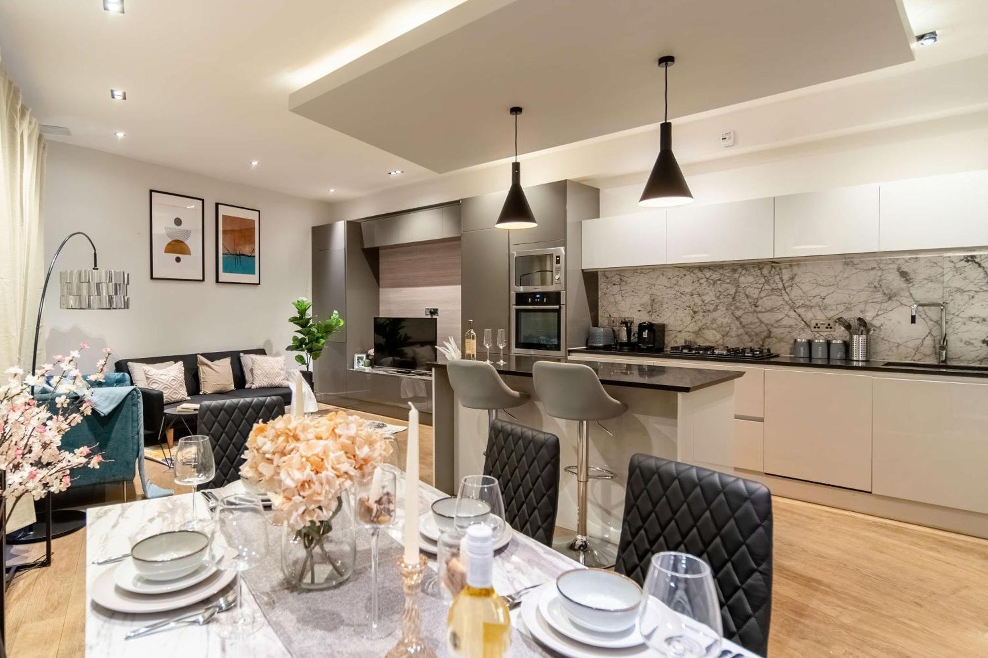 Camden Coach House By Livestay Short Lets & Serviced With Terrace Retreat & Parking * Londen