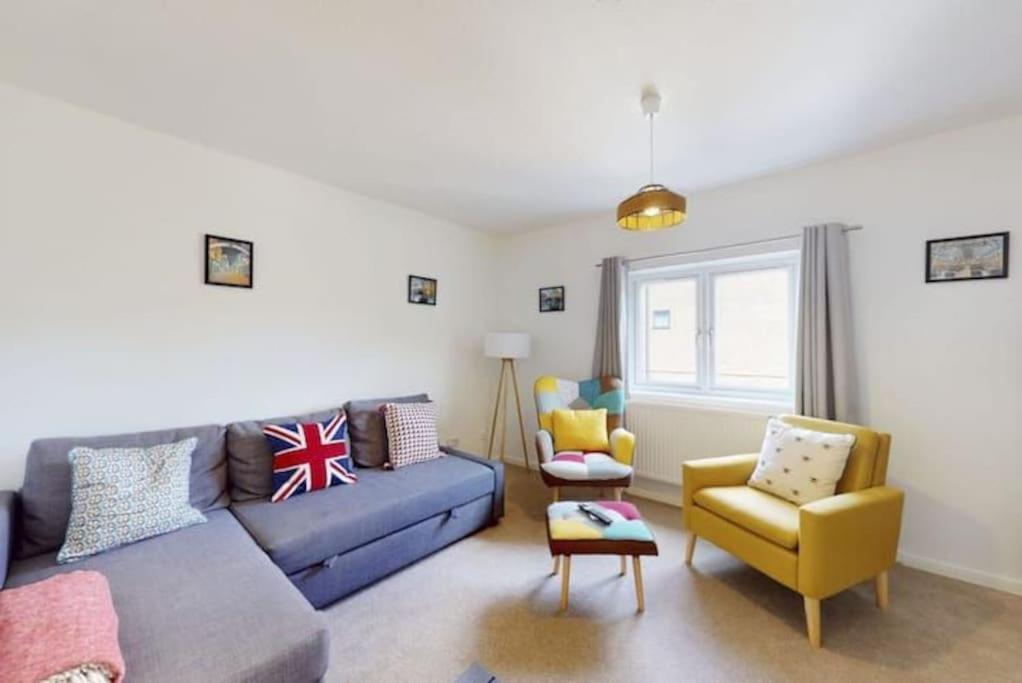 4 Bedroom Family On Piccadilly Line Holiday home