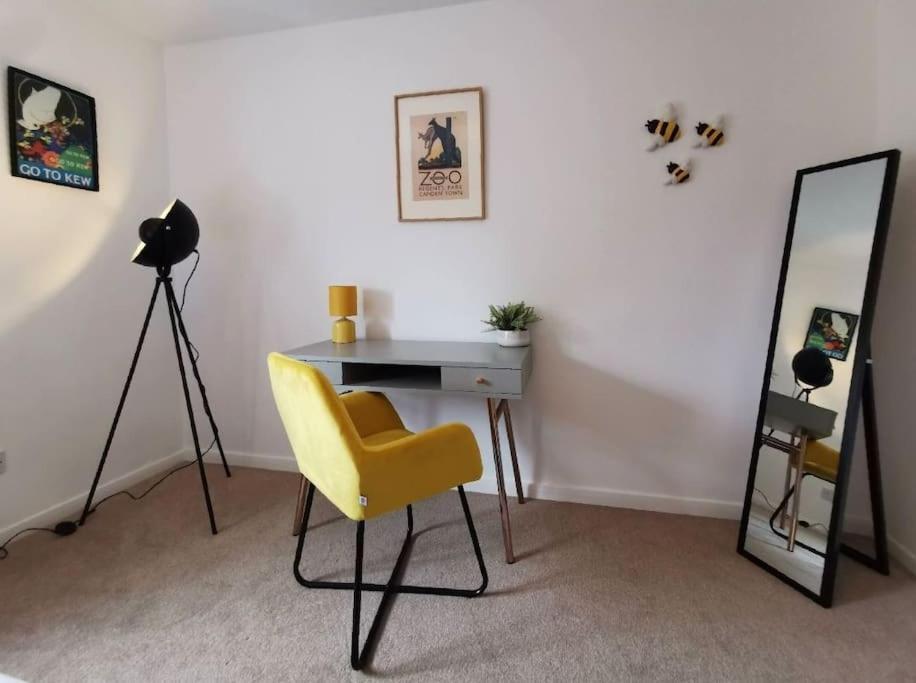 4 Bedroom Family On Piccadilly Line Holiday home