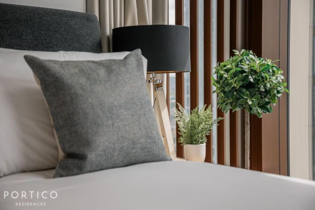 Stunning 2-bed With Pool In Nine Elms Londen