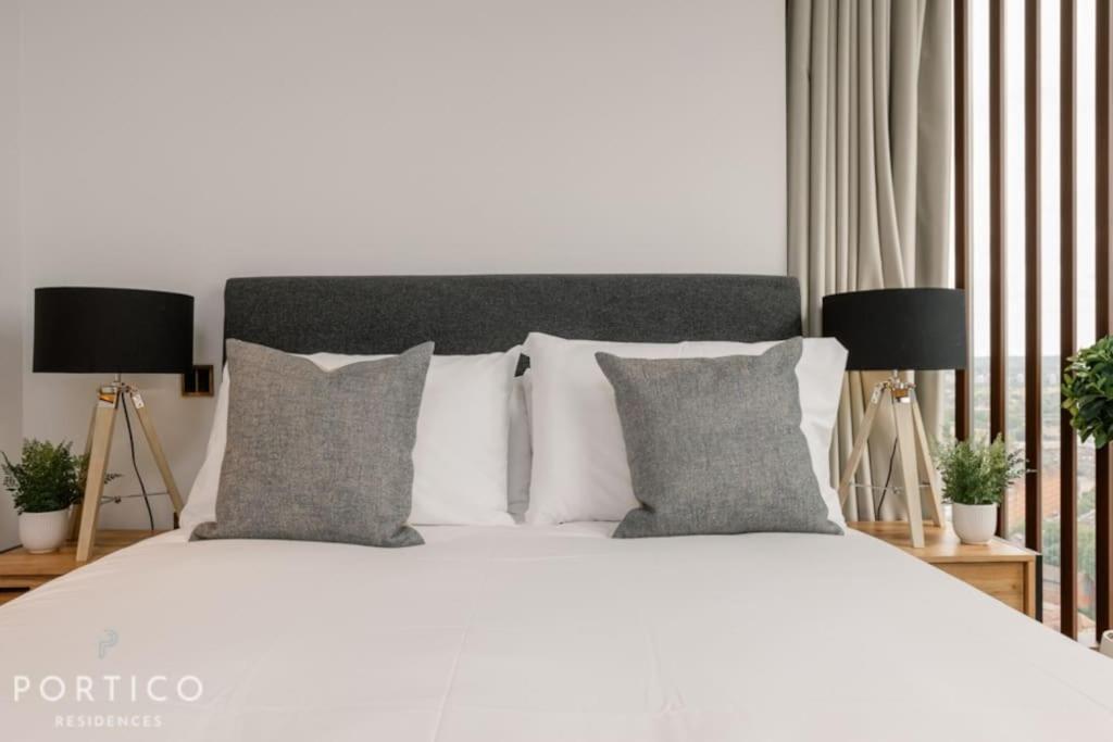 Stunning 2-bed With Pool In Nine Elms * Londen