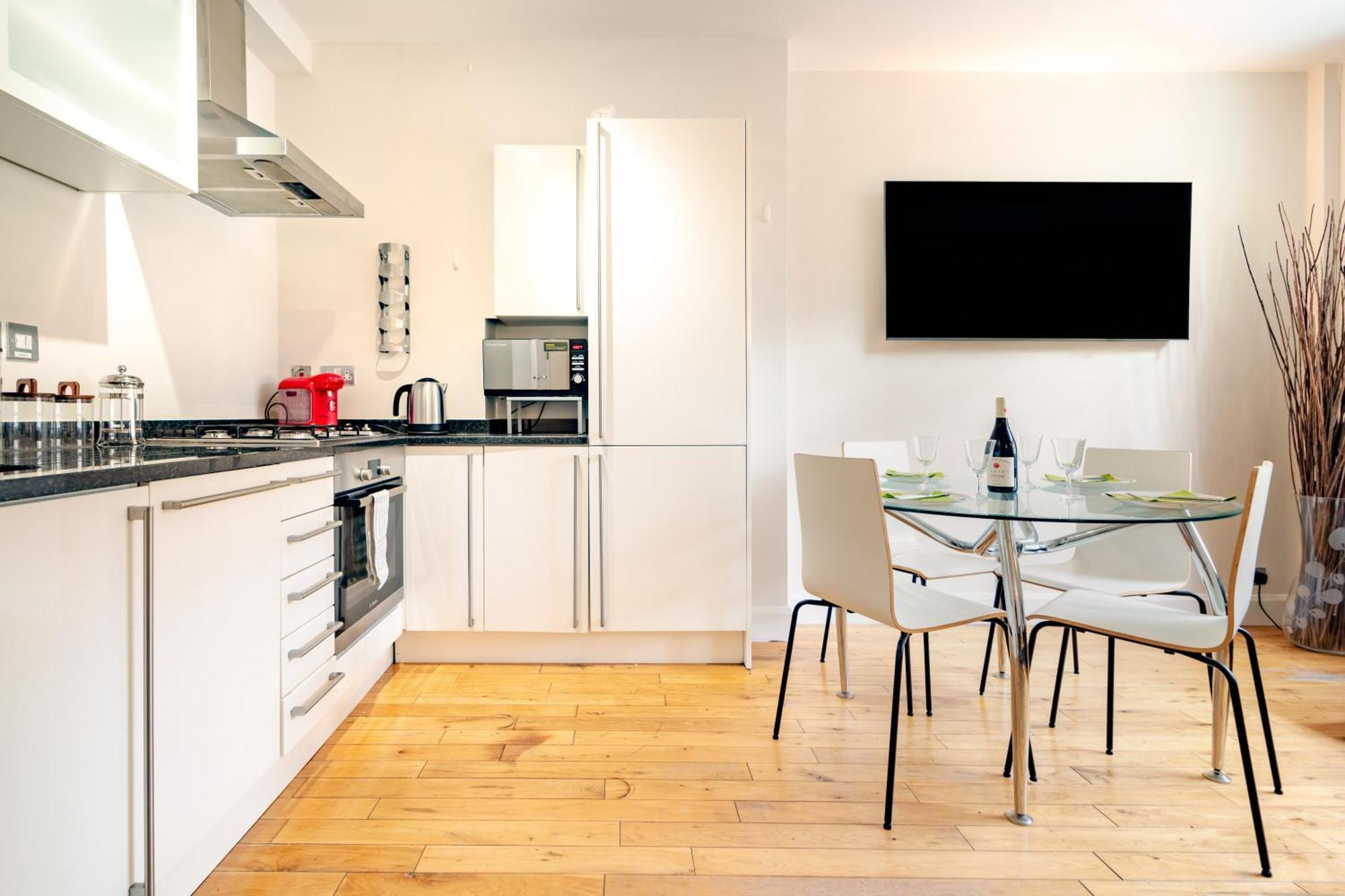 Spacious With A Balcony In Prime Location In Farringdon * Londra