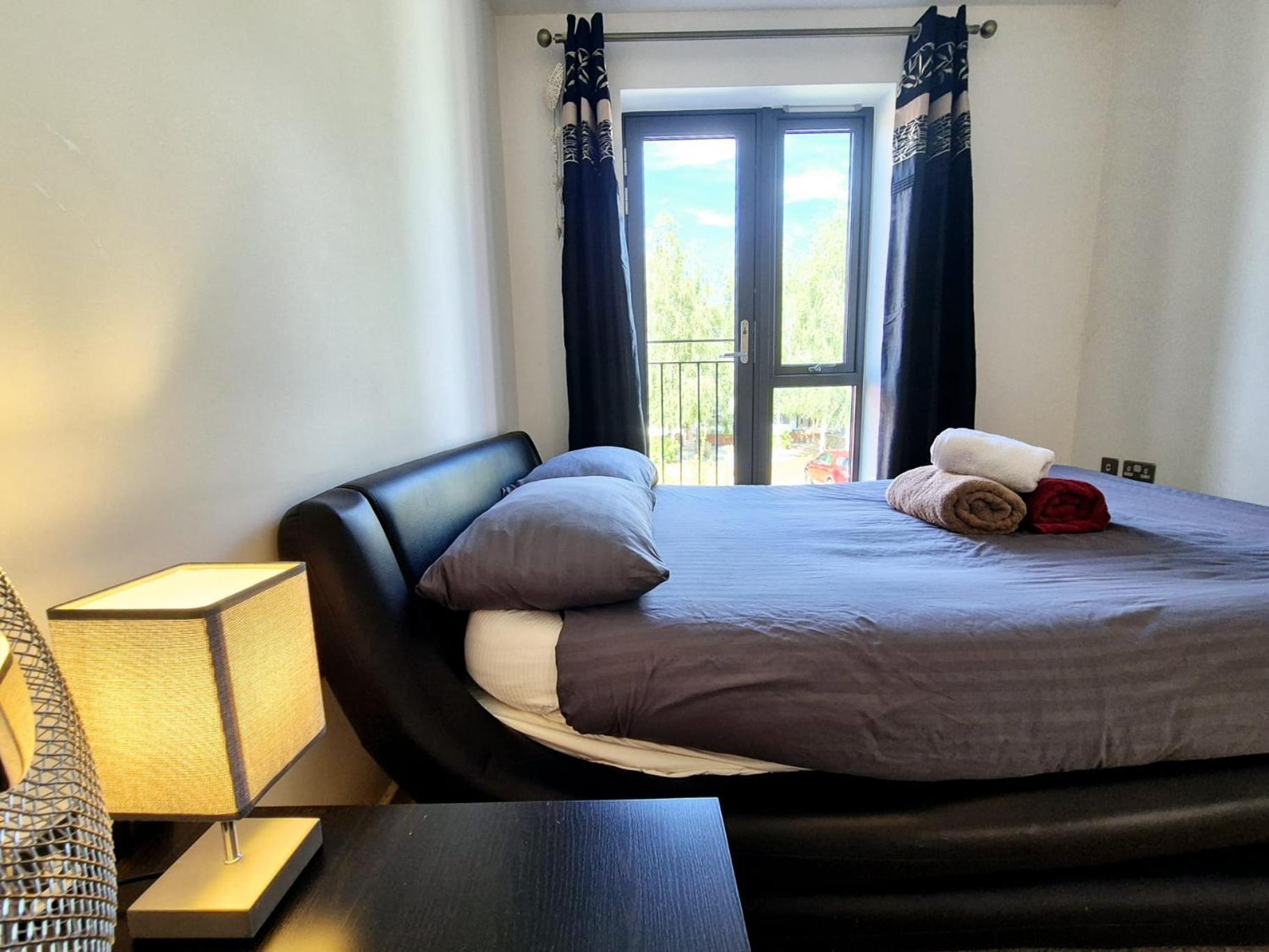 Explore London: 2 Bedroom House In Wood *