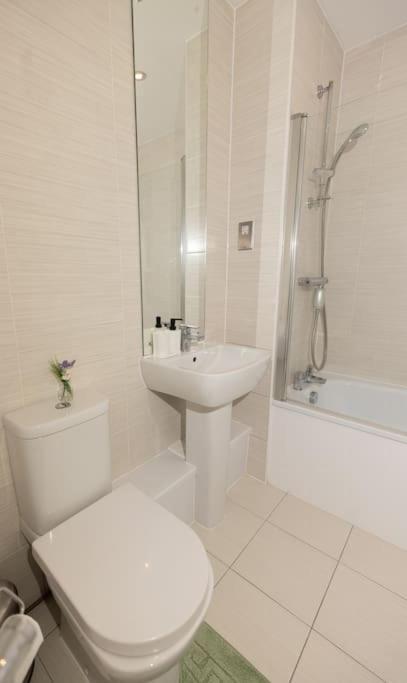 Lägenhet Stylish 3 Bed Near Downtown & Free Parking *