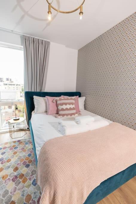 Lägenhet Stylish 3 Bed Near Downtown & Free Parking London