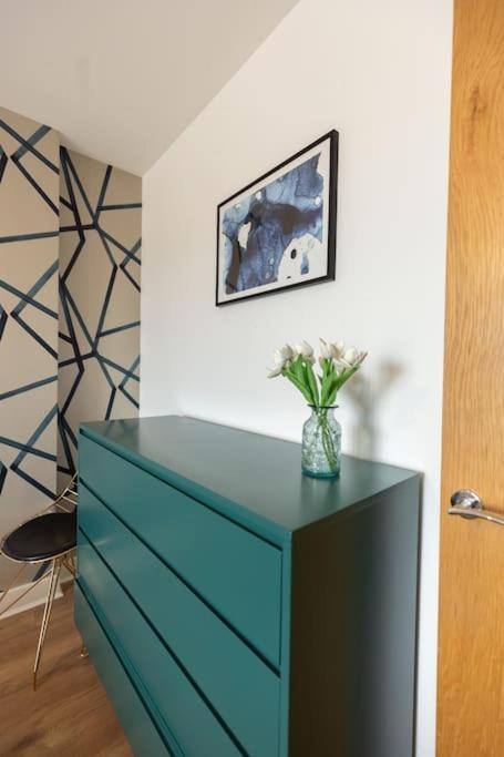 Lägenhet Stylish 3 Bed Near Downtown & Free Parking London