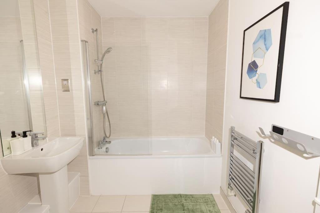 Lägenhet Stylish 3 Bed Near Downtown & Free Parking