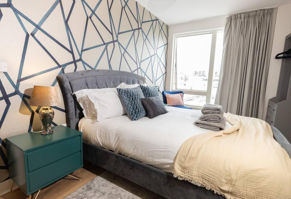 Lägenhet Stylish 3 Bed Near Downtown & Free Parking London
