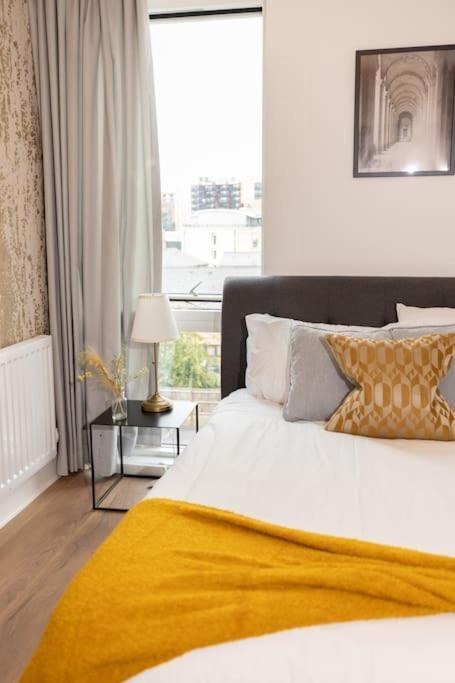 Stylish 3 Bed Near Downtown & Free Parking Lägenhet *