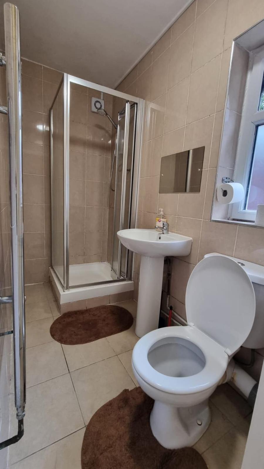 2 Bed Ground Floor Flat With Garden Next To Turnpike Lane Tube & Bus