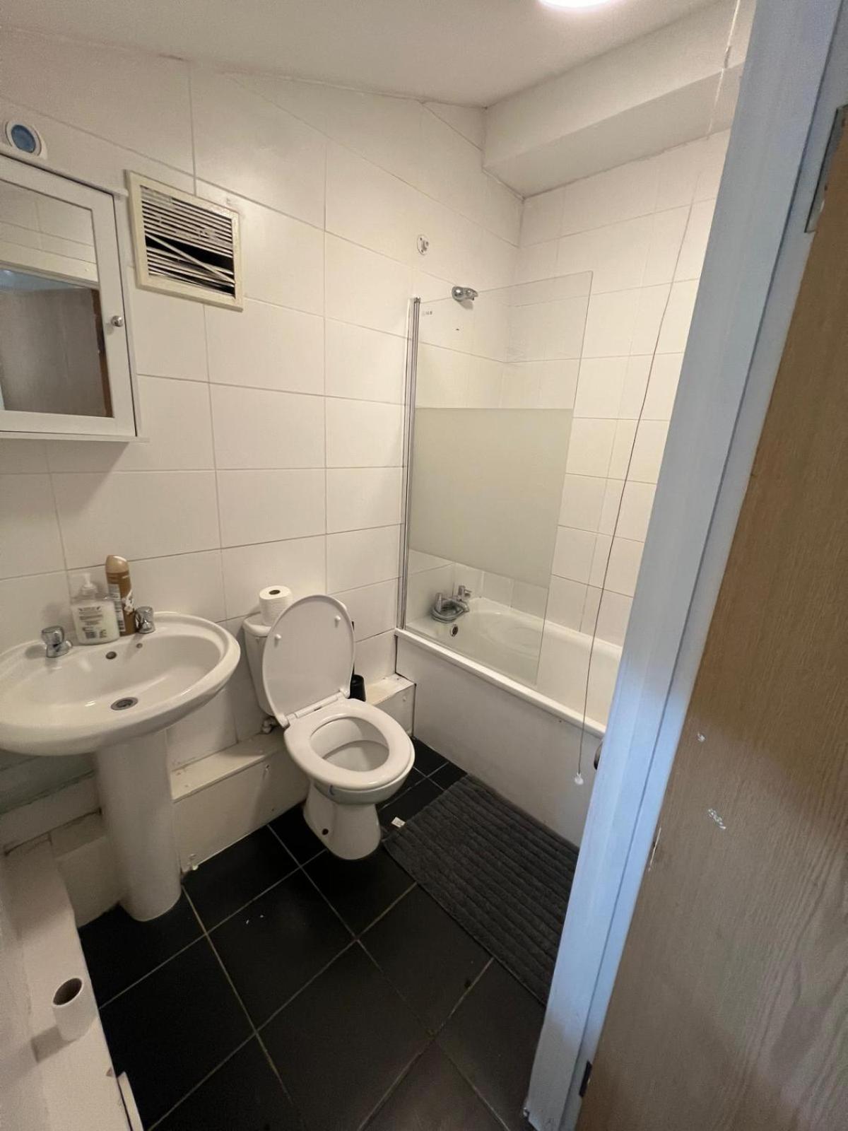 The Big 3 Bedroom House 2 Bathrooms Appartamento