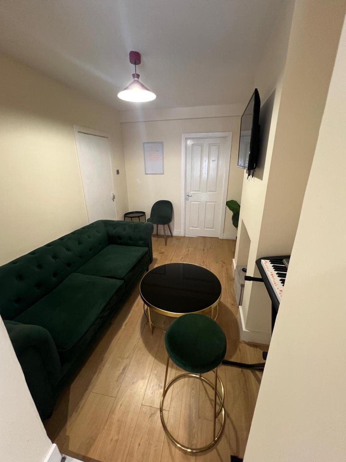 The Big 3 Bedroom House 2 Bathrooms * Londra