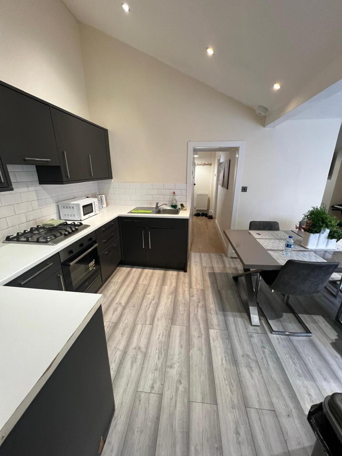 The Big 3 Bedroom House 2 Bathrooms * Londra