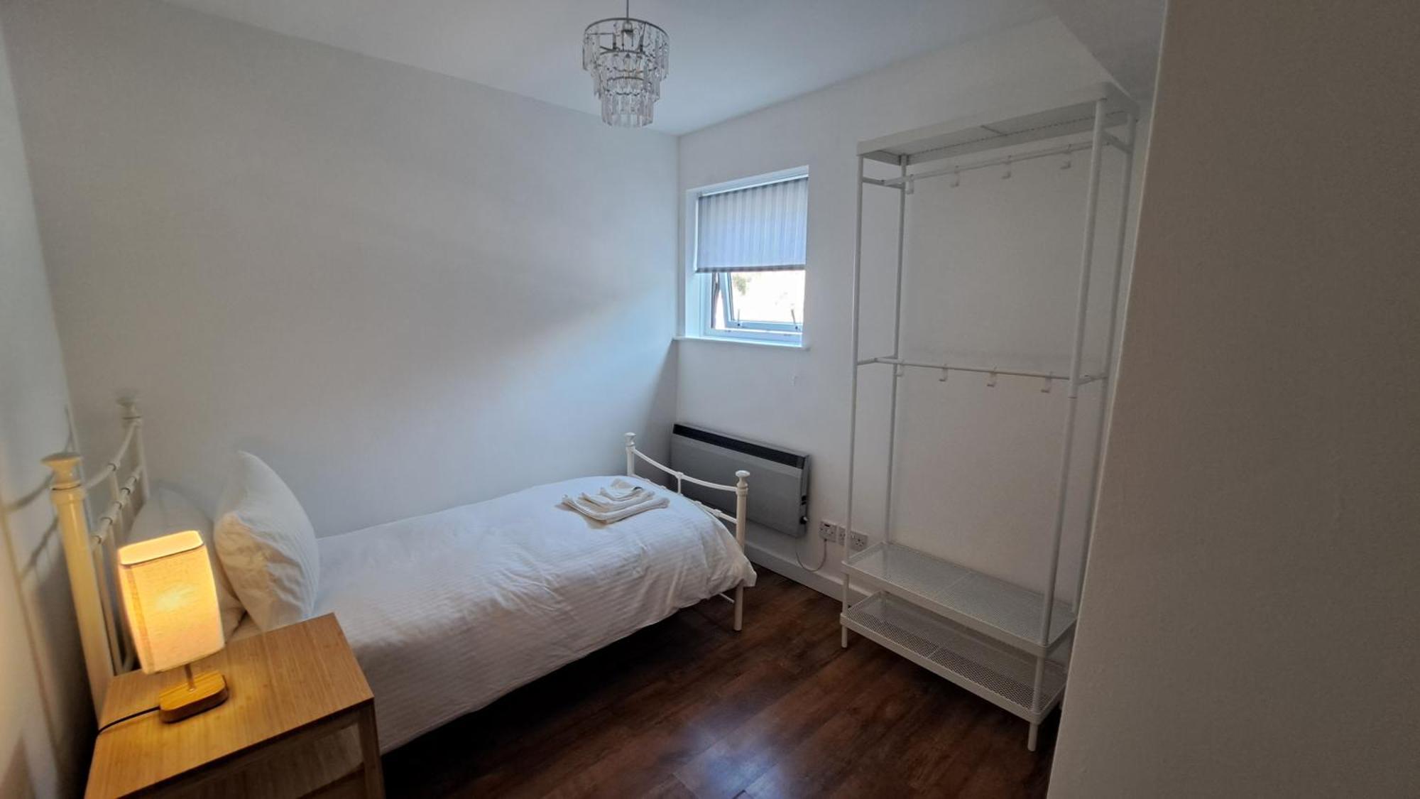 Wapping 700sqft 2 Bedroom - South Facing Dockside Views - Secure Parking * Londen
