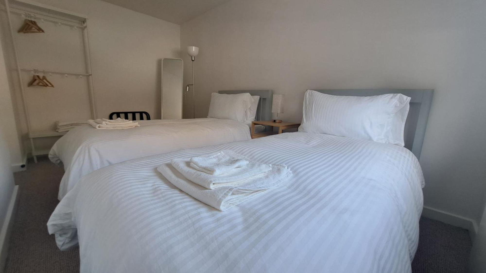 Wapping 700sqft 2 Bedroom - South Facing Dockside Views - Secure Parking Appartement Londen