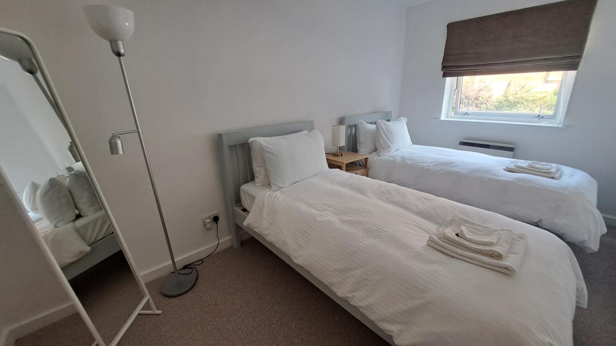 Wapping 700sqft 2 Bedroom - South Facing Dockside Views - Secure Parking * Londen