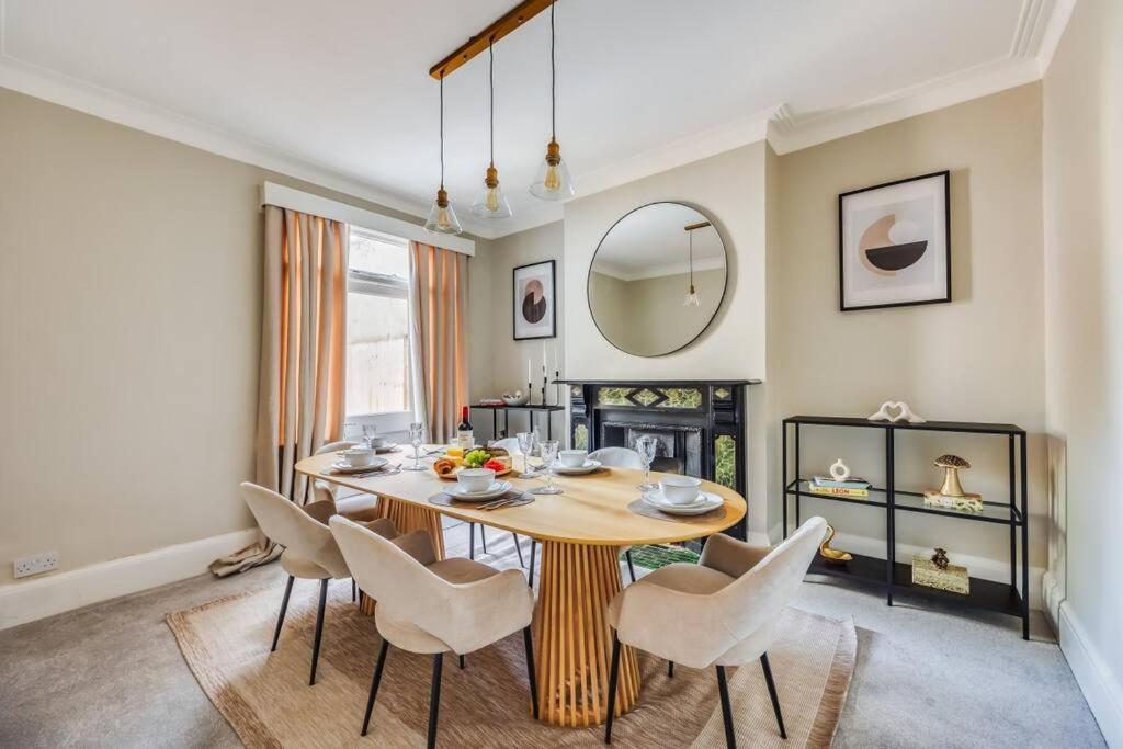 Beautiful 5 Bedroom 4 Bathroom House In W6 By Yoko - 10 Minute's To - Free Parking, Fast Wifi, Work Desks And Smarttvs With And Netflix Holiday home