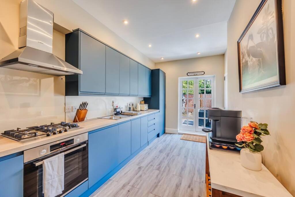 Holiday home Beautiful 5 Bedroom 4 Bathroom House In W6 By Yoko - 10 Minute's To - Free Parking, Fast Wifi, Work Desks And Smarttvs With And Netflix *