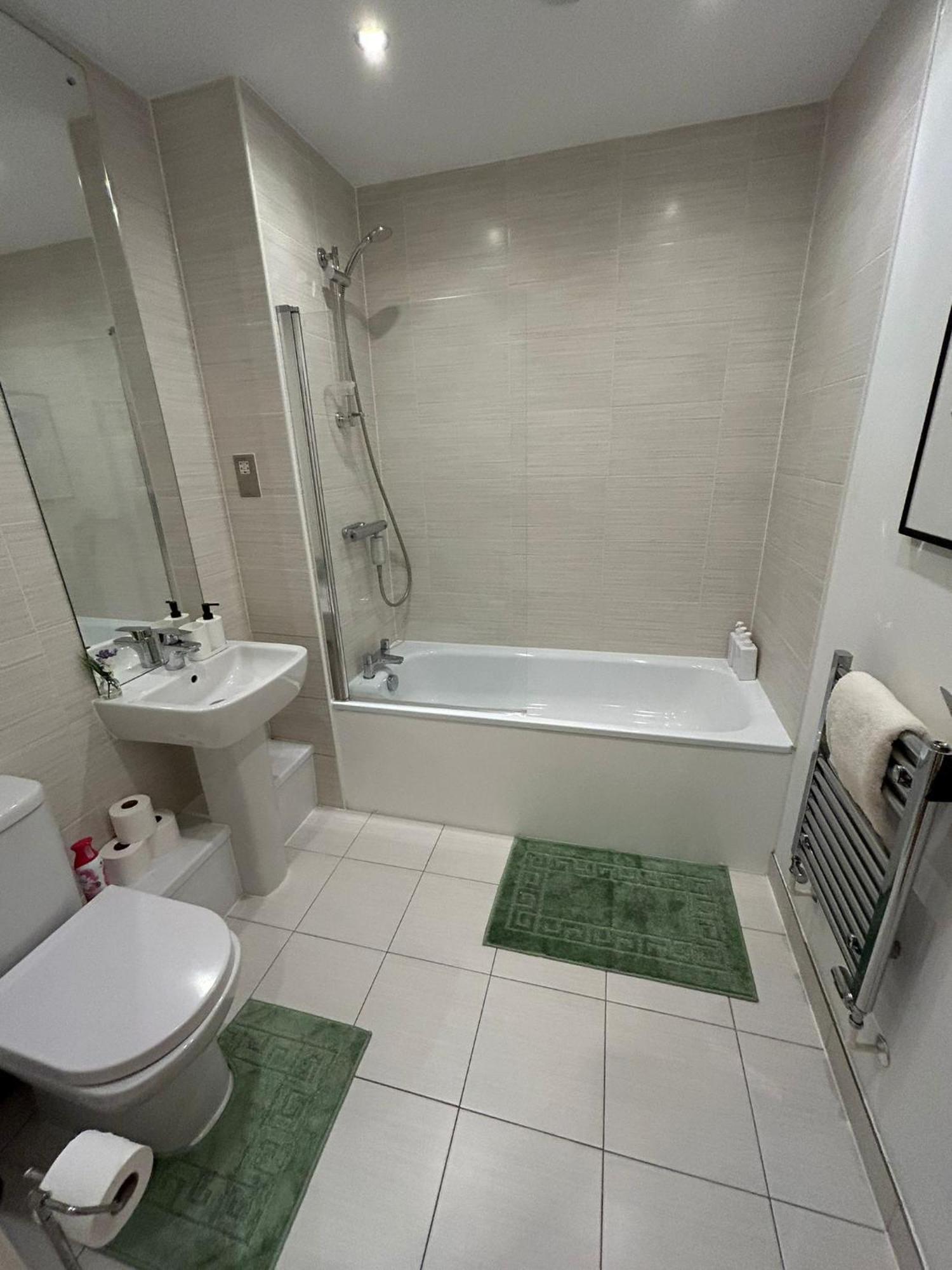 Stylish 3 Bed Near Downtown & Free Parking Lägenhet