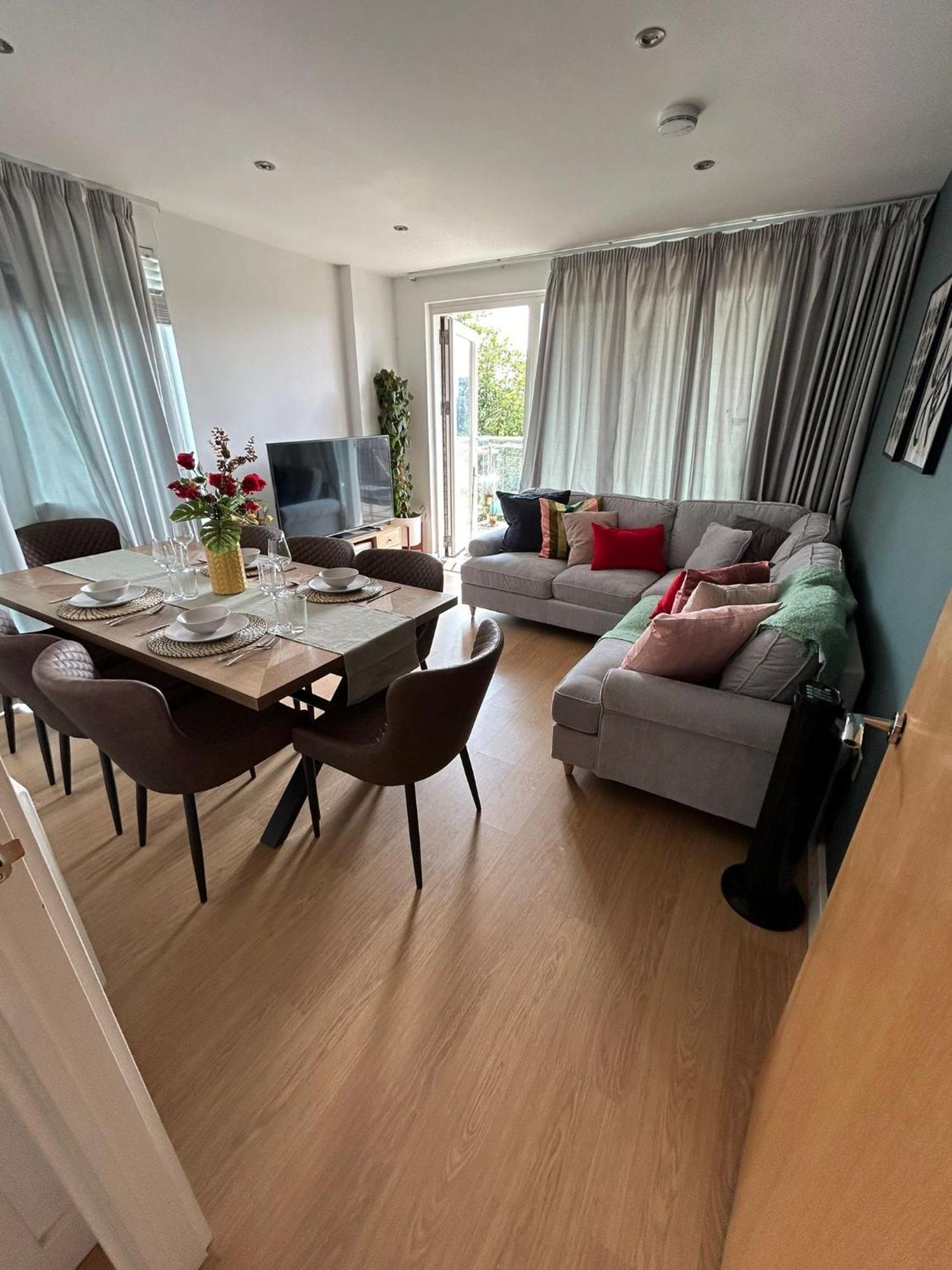 Lägenhet Stylish 3 Bed Near Downtown & Free Parking London