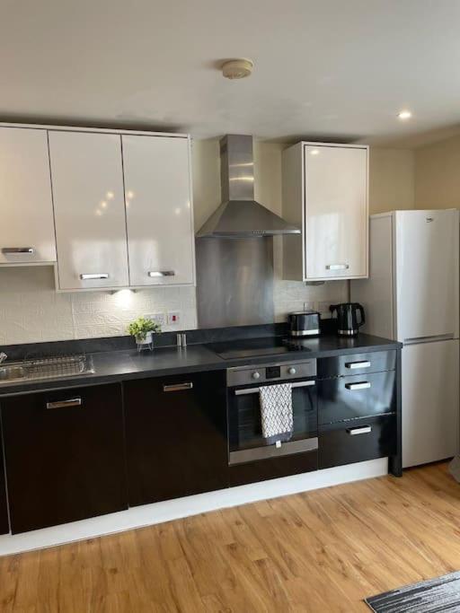 Two Bedroom House By Brookland Serviced Short Lets With Free Wifi & Parking Vakantiehuis Londen