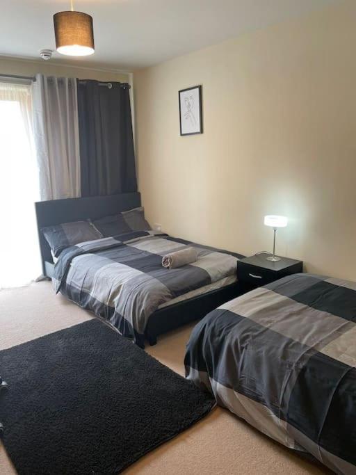 Vakantiehuis Two Bedroom House By Brookland Serviced Short Lets With Free Wifi & Parking