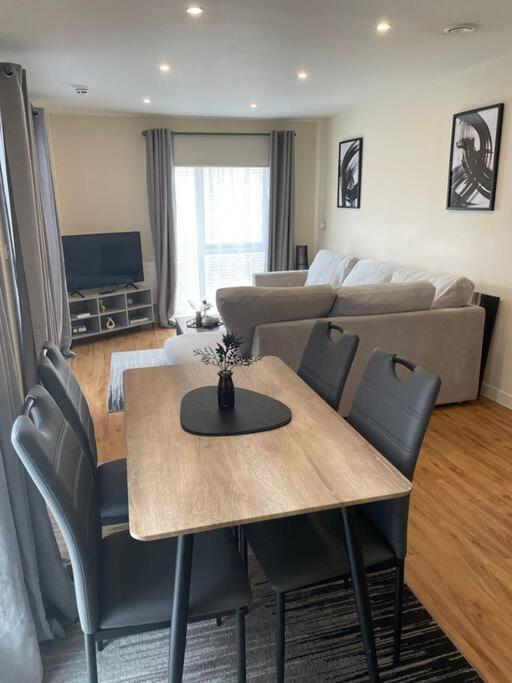 Two Bedroom House By Brookland Serviced Short Lets With Free Wifi & Parking Vakantiehuis *