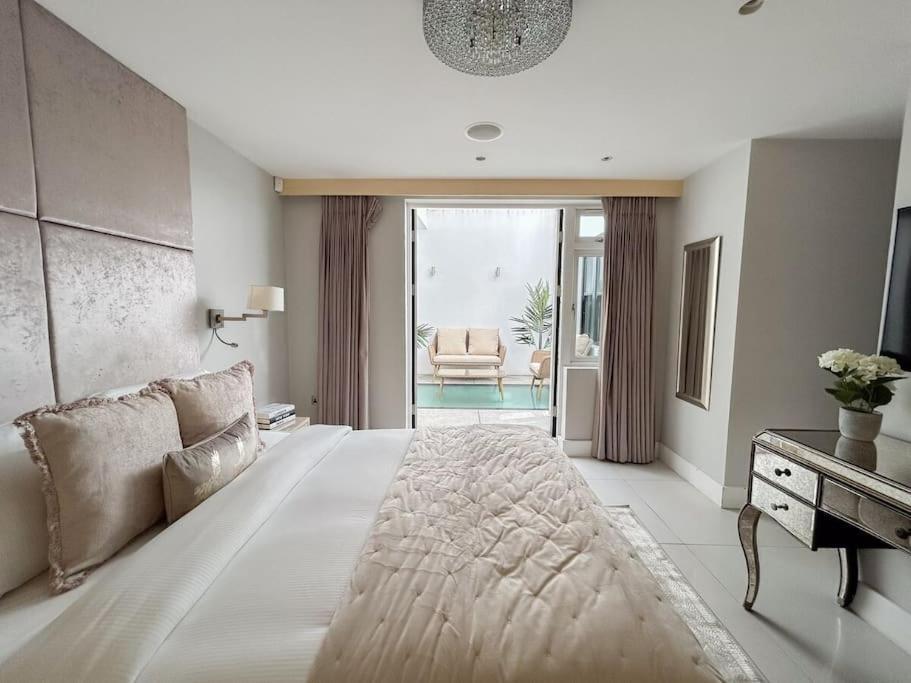 Stylish And Spacious In Prime Apartment *