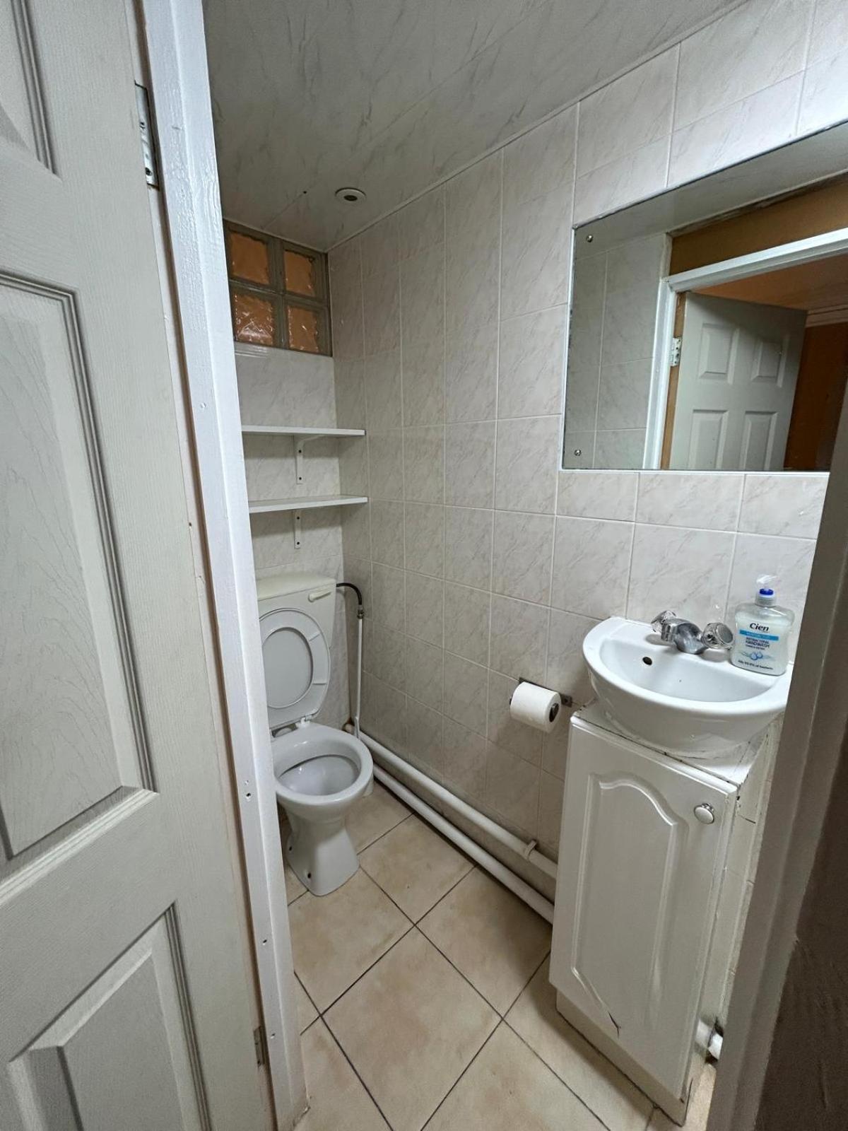 Large Double Bedroom - Posh Area Londen