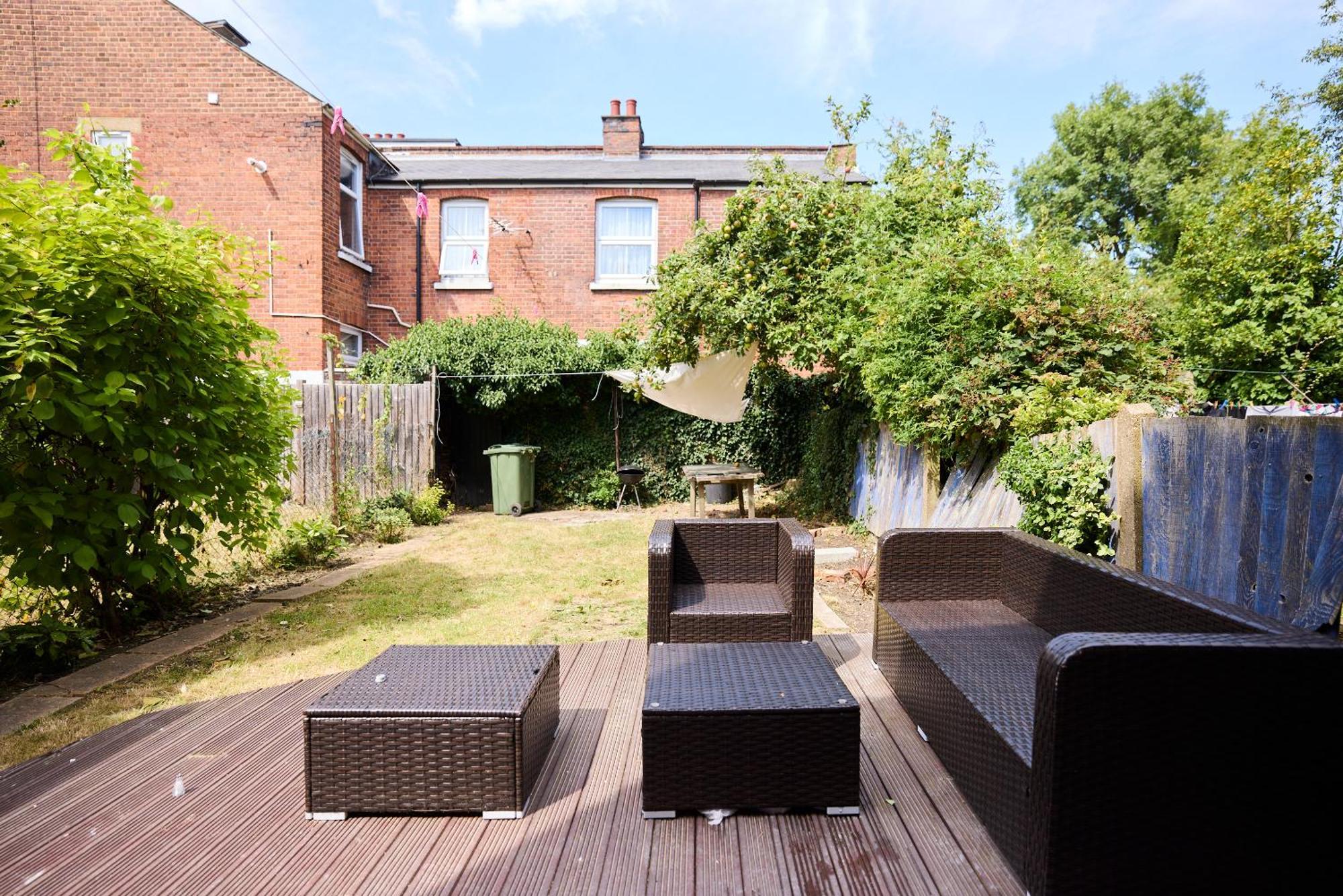 The Furness Hideout - Charming 2bdr Flat With Garden Londen