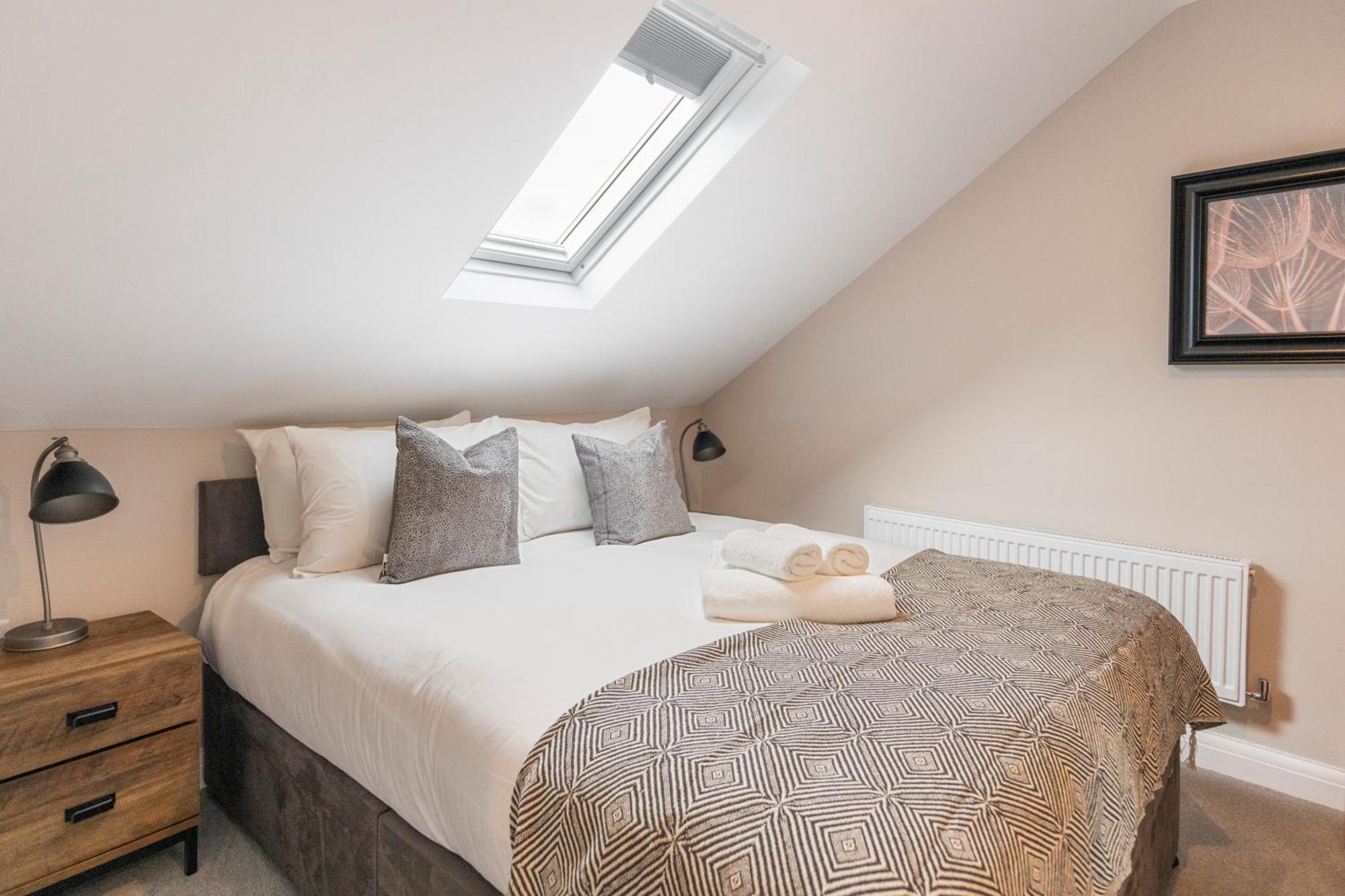 Earthy Elegance Stylish 4br For Urban Escapes Lägenhet London