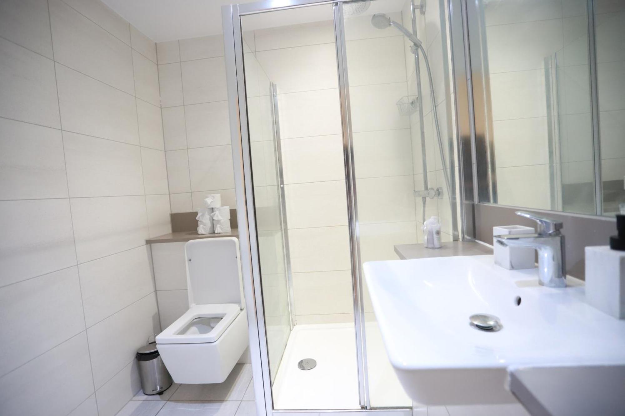 Appartement Spacious 3-story Retreat With Rooftop Terrace And Modern Amenities *