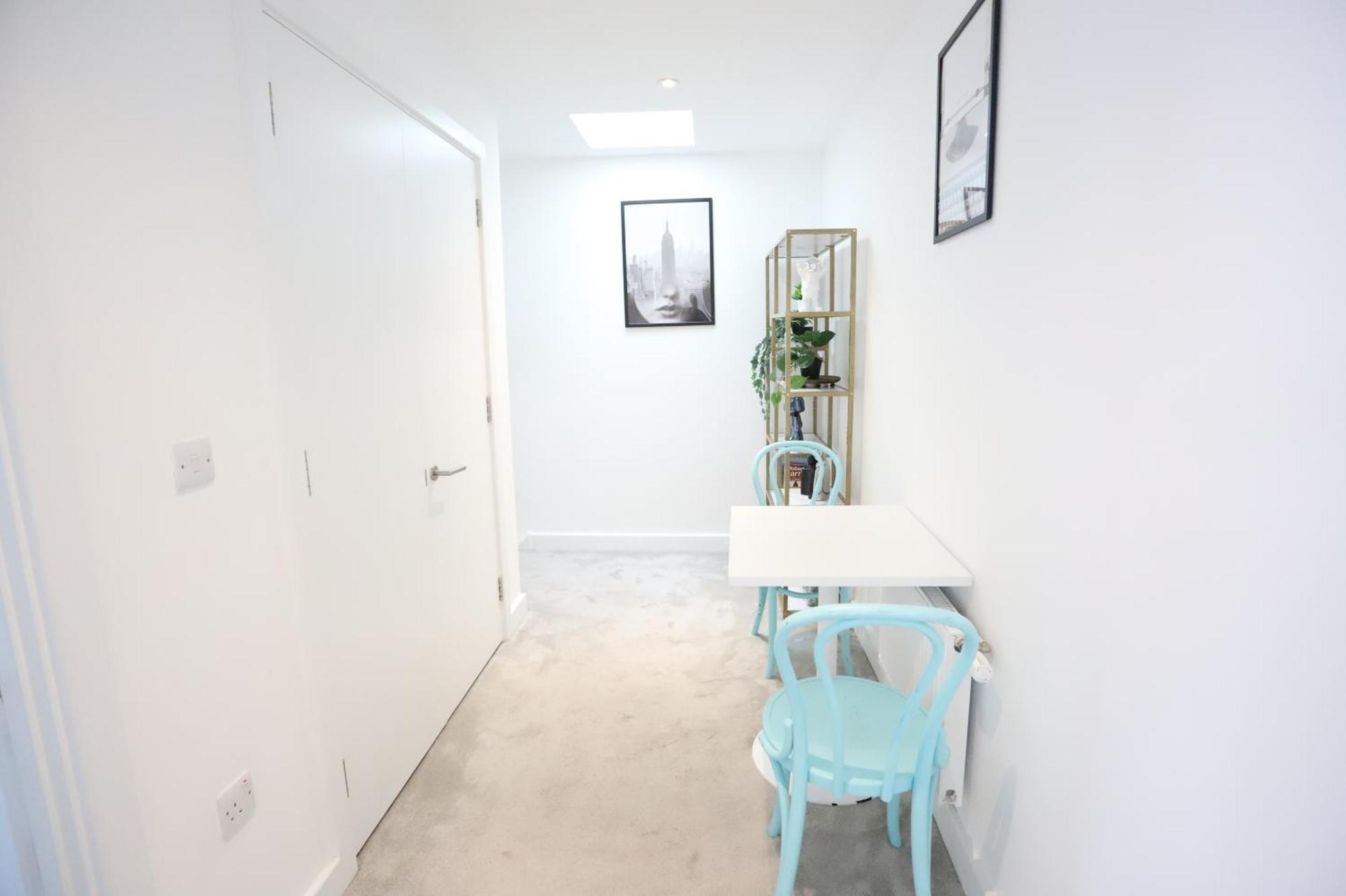Spacious 3-story Retreat With Rooftop Terrace And Modern Amenities *