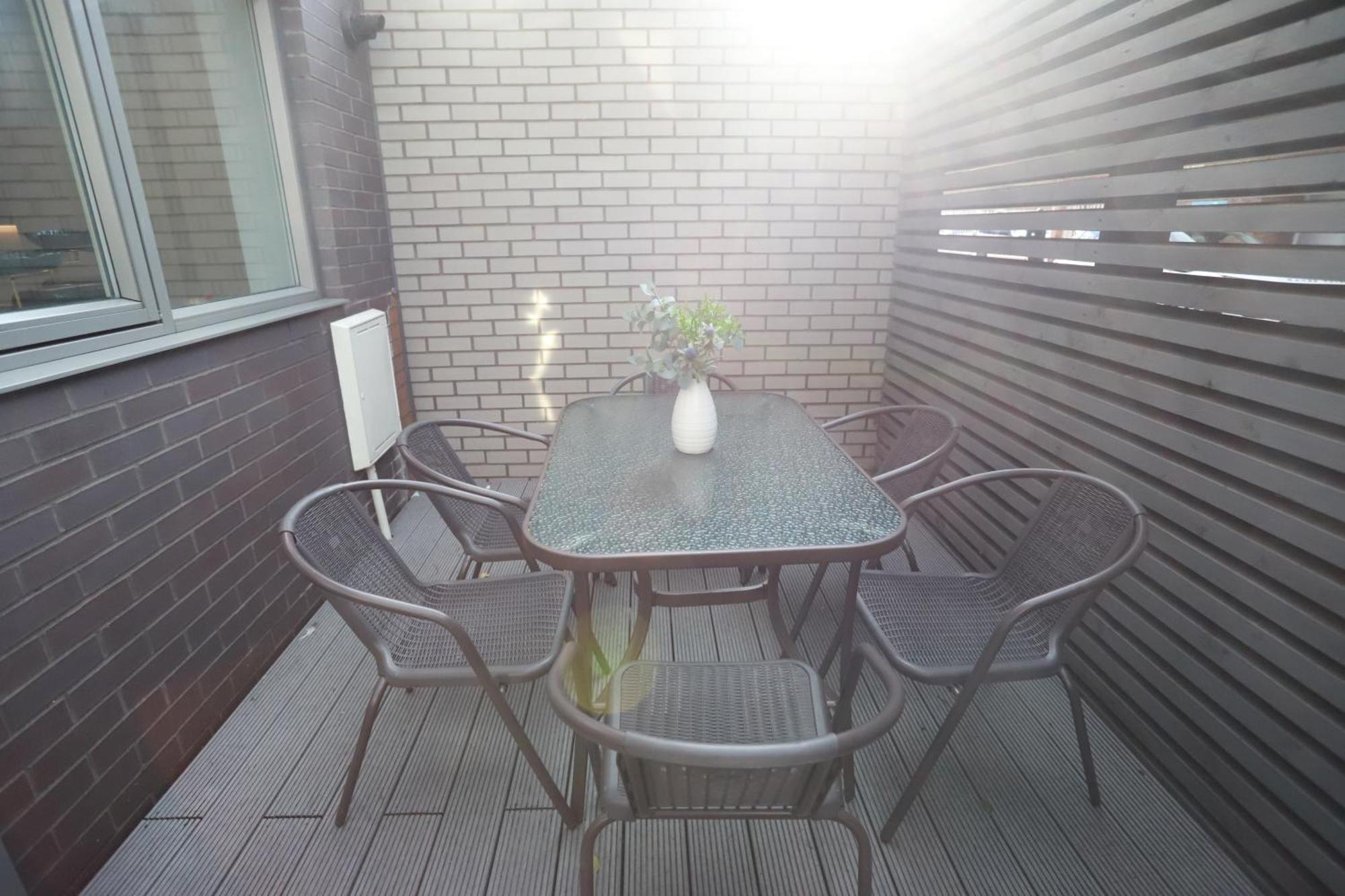Spacious 3-story Retreat With Rooftop Terrace And Modern Amenities Londres